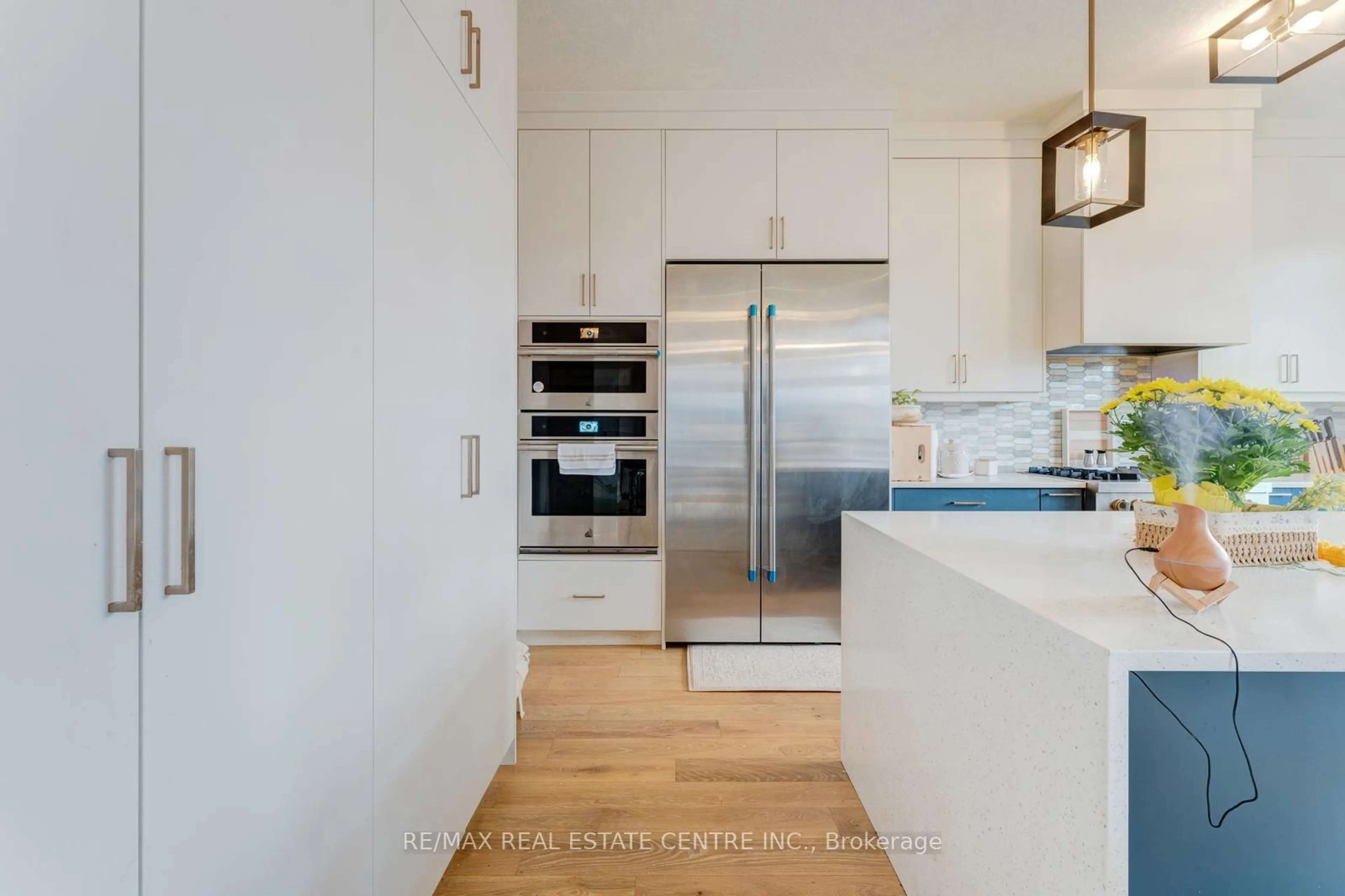 Contemporary kitchen, unknown for 94 Pondcliffe Dr, Kitchener Ontario N2R 0M3