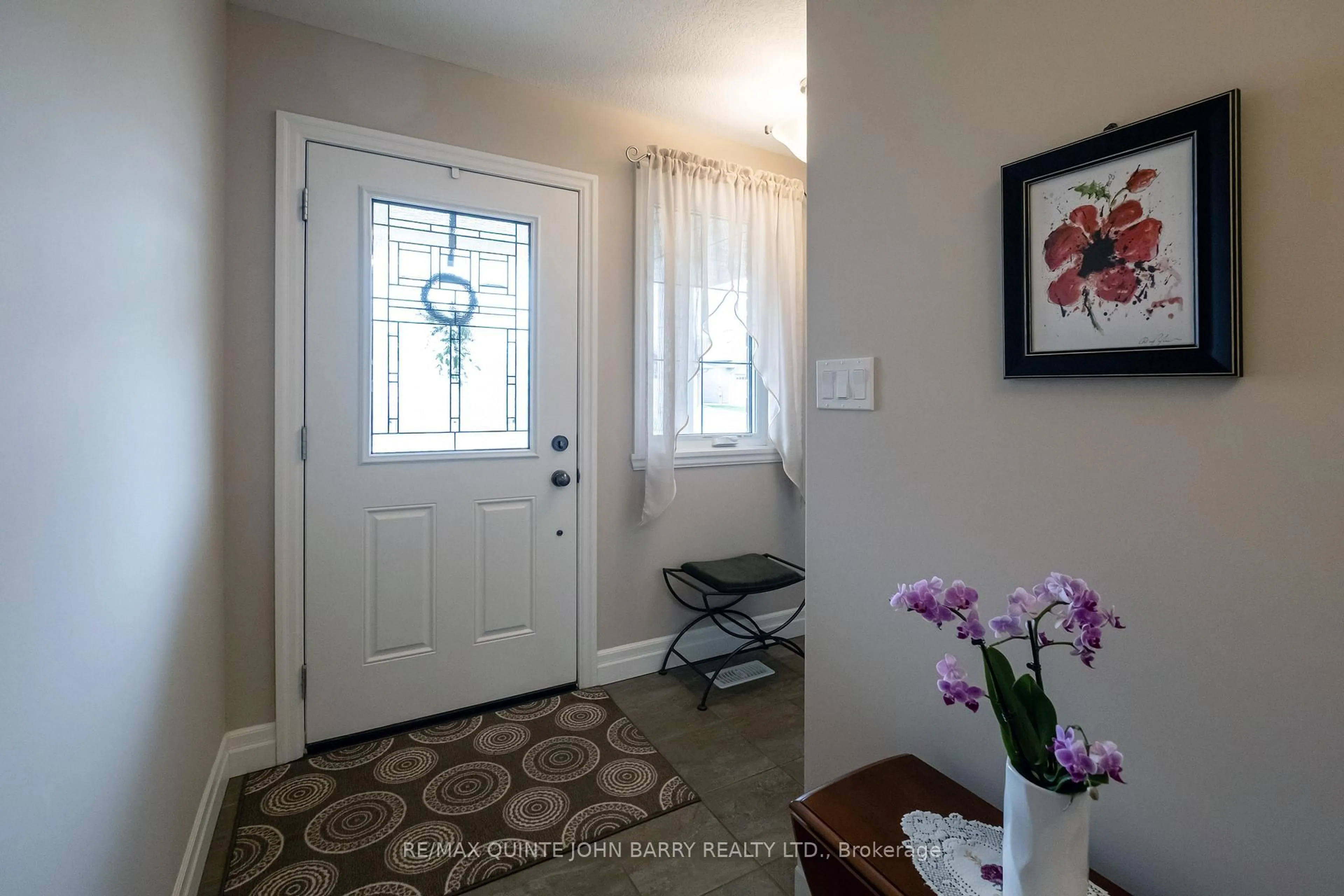 Indoor entryway for 47 McIntosh Cres, Quinte West Ontario K8V 0G1