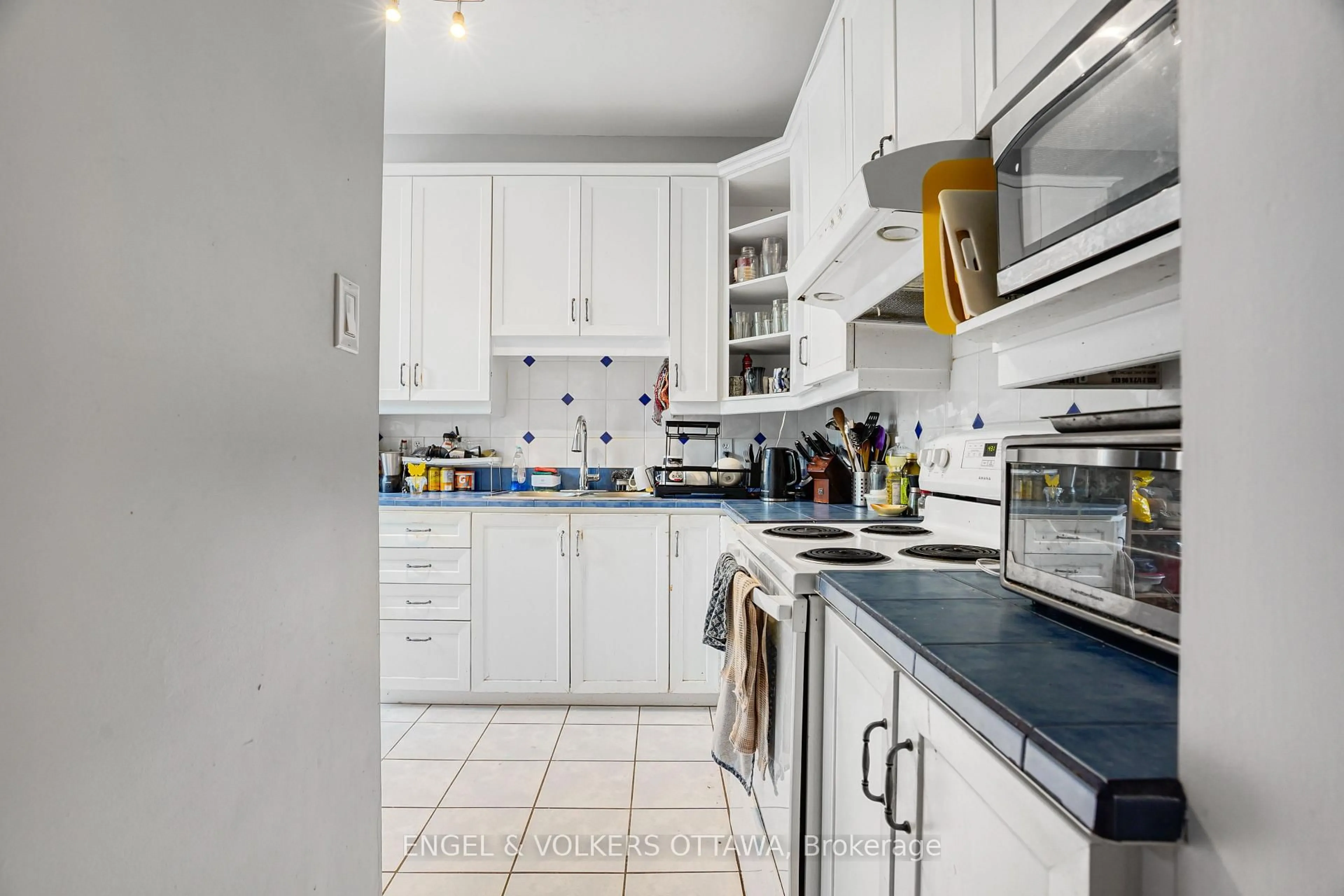 Standard kitchen, ceramic/tile floor for 293 Somerset St, Ottawa Ontario K1N 6V9