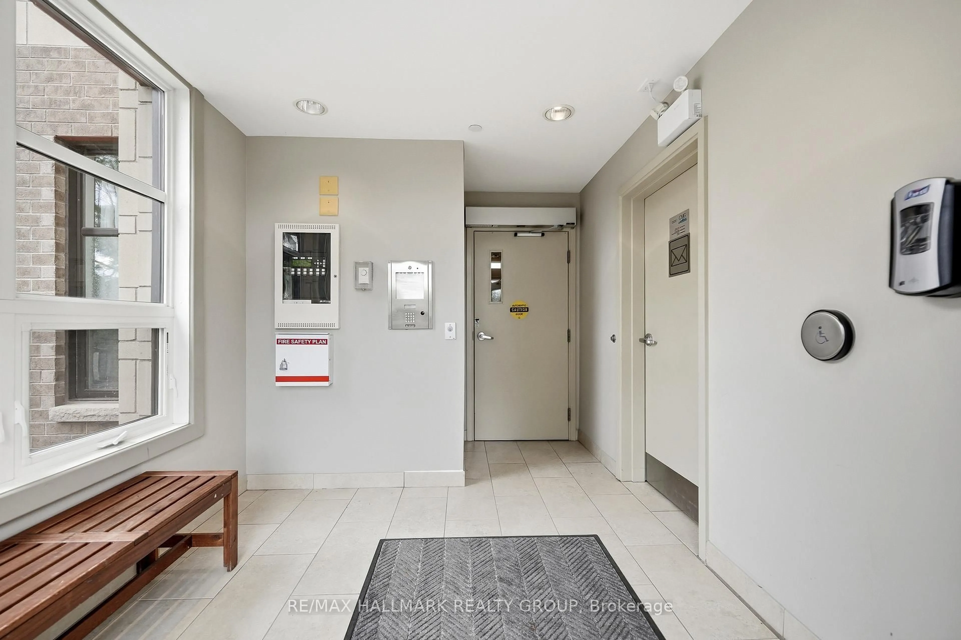 Indoor entryway for 215 Titanium Private #405, Ottawa Ontario K1C 0B7