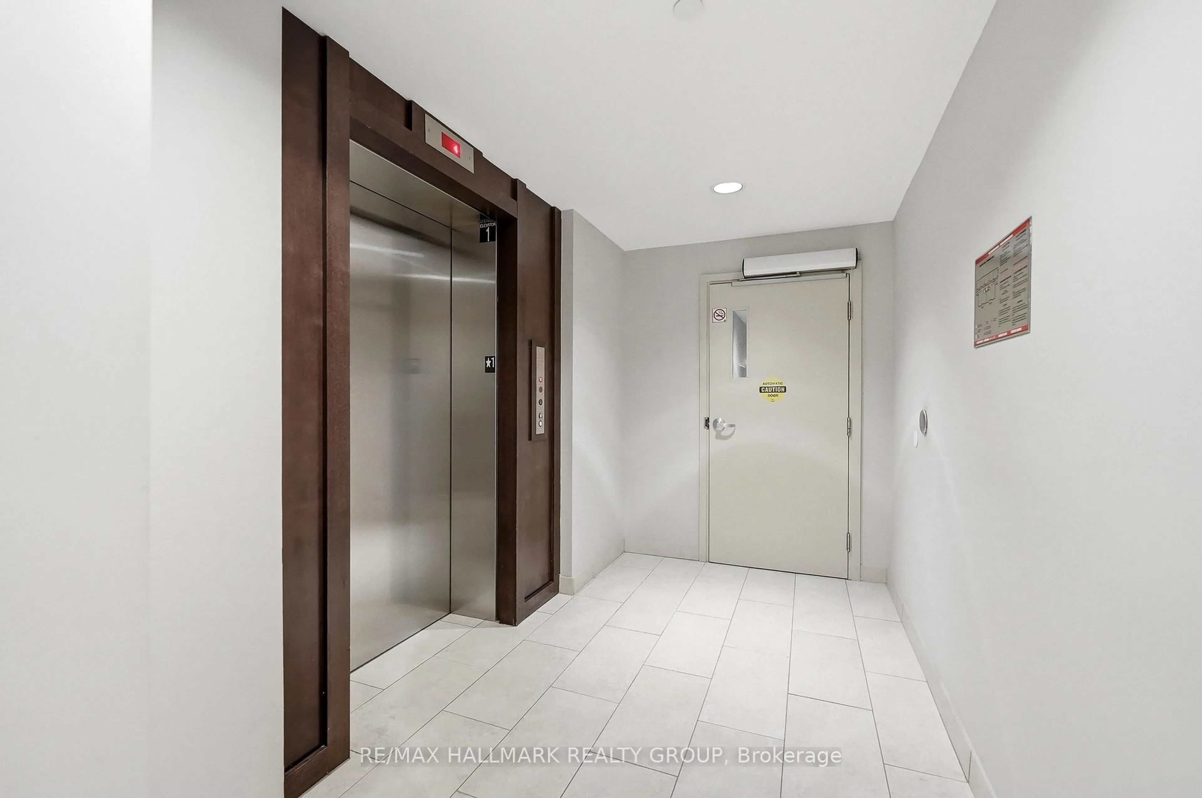 Indoor foyer for 215 Titanium Private #405, Ottawa Ontario K1C 0B7