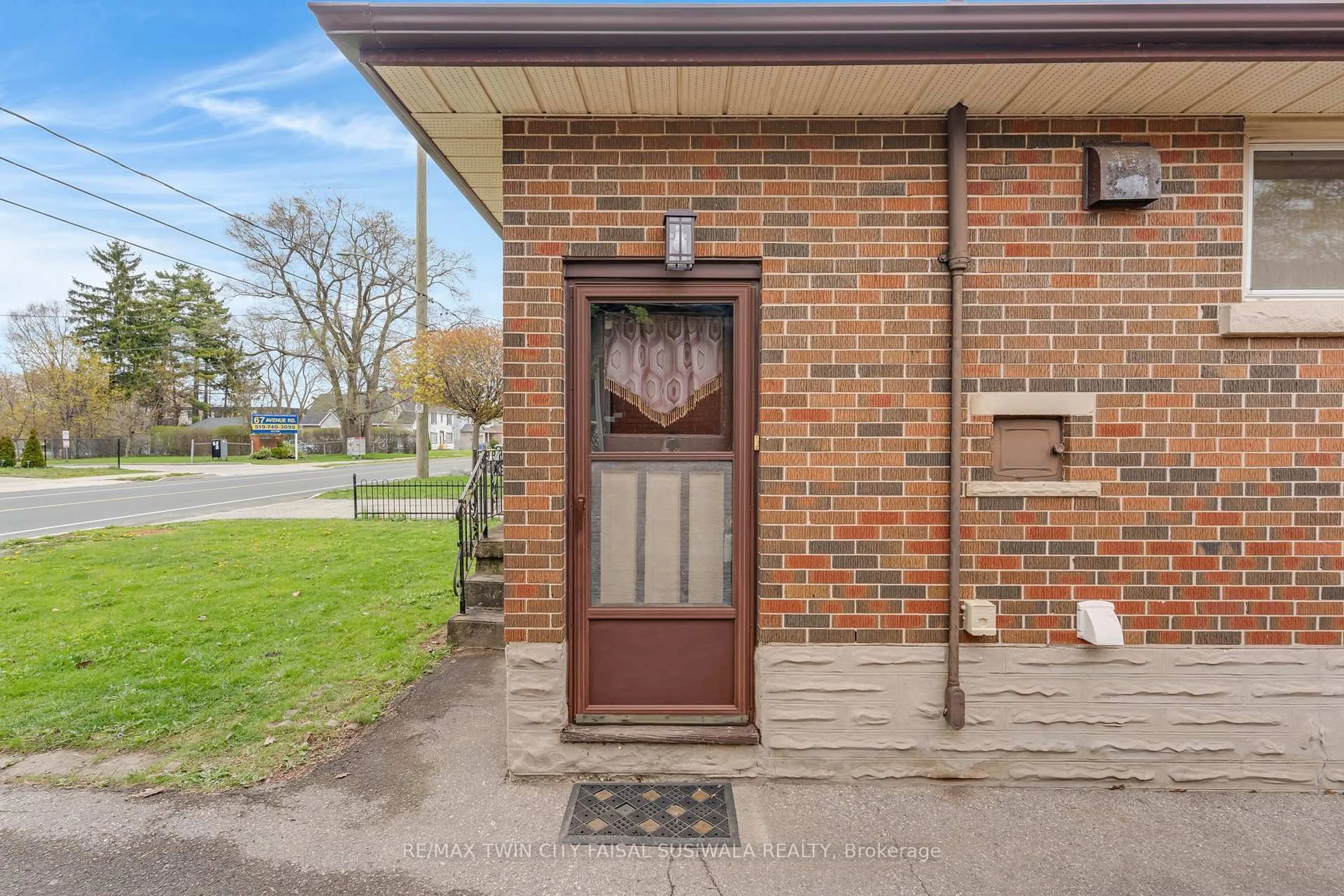 Home with brick exterior material, street for 58 Avenue Rd, Cambridge Ontario N1R 1B9