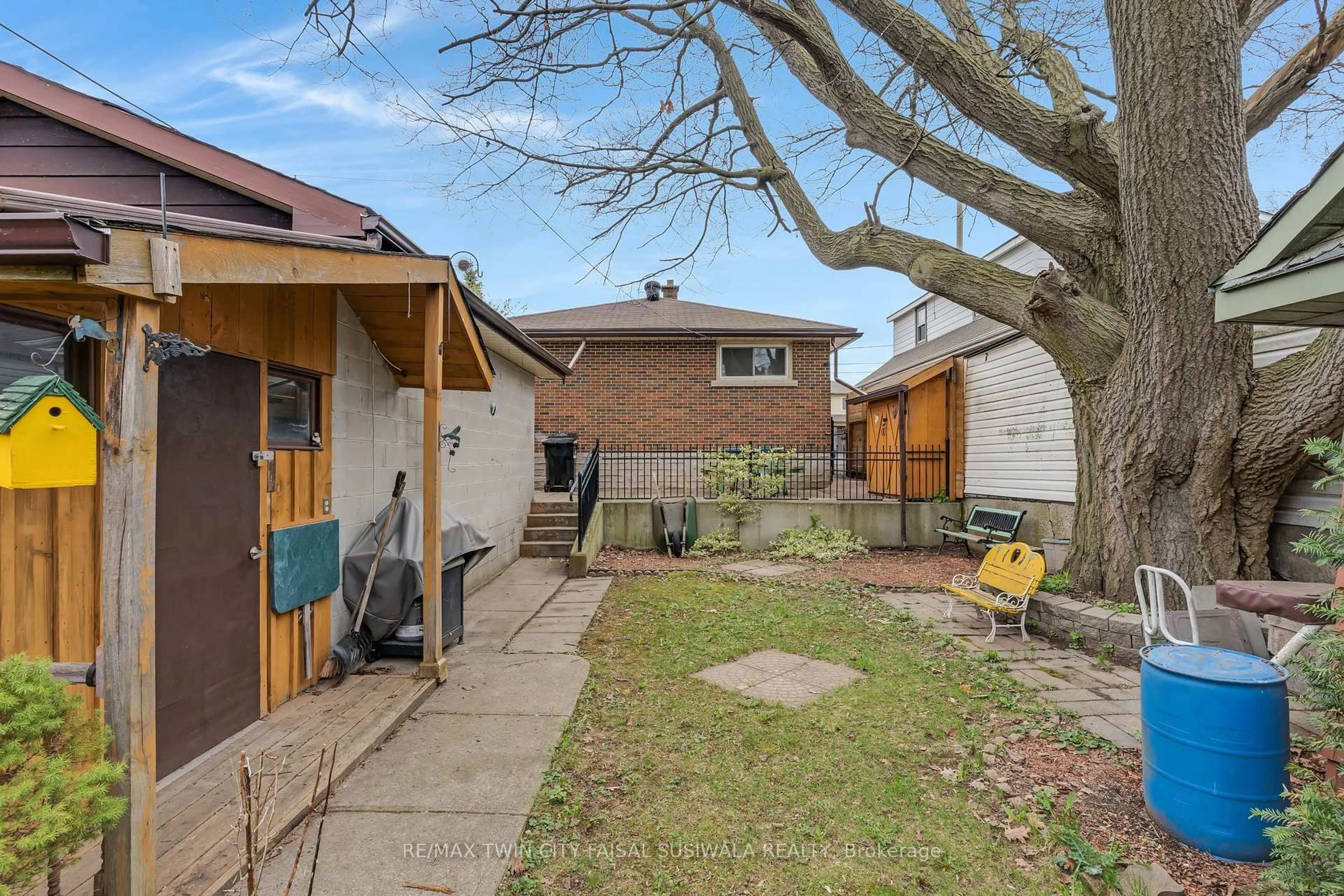 Patio, street for 58 Avenue Rd, Cambridge Ontario N1R 1B9