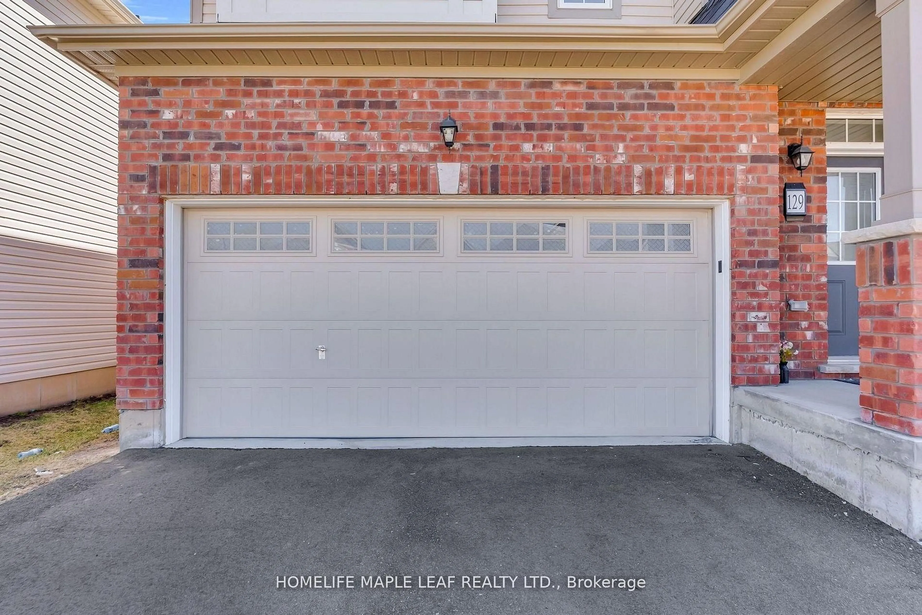 Indoor garage for 129 Longboat Ru, Brantford Ontario N3T 0R8