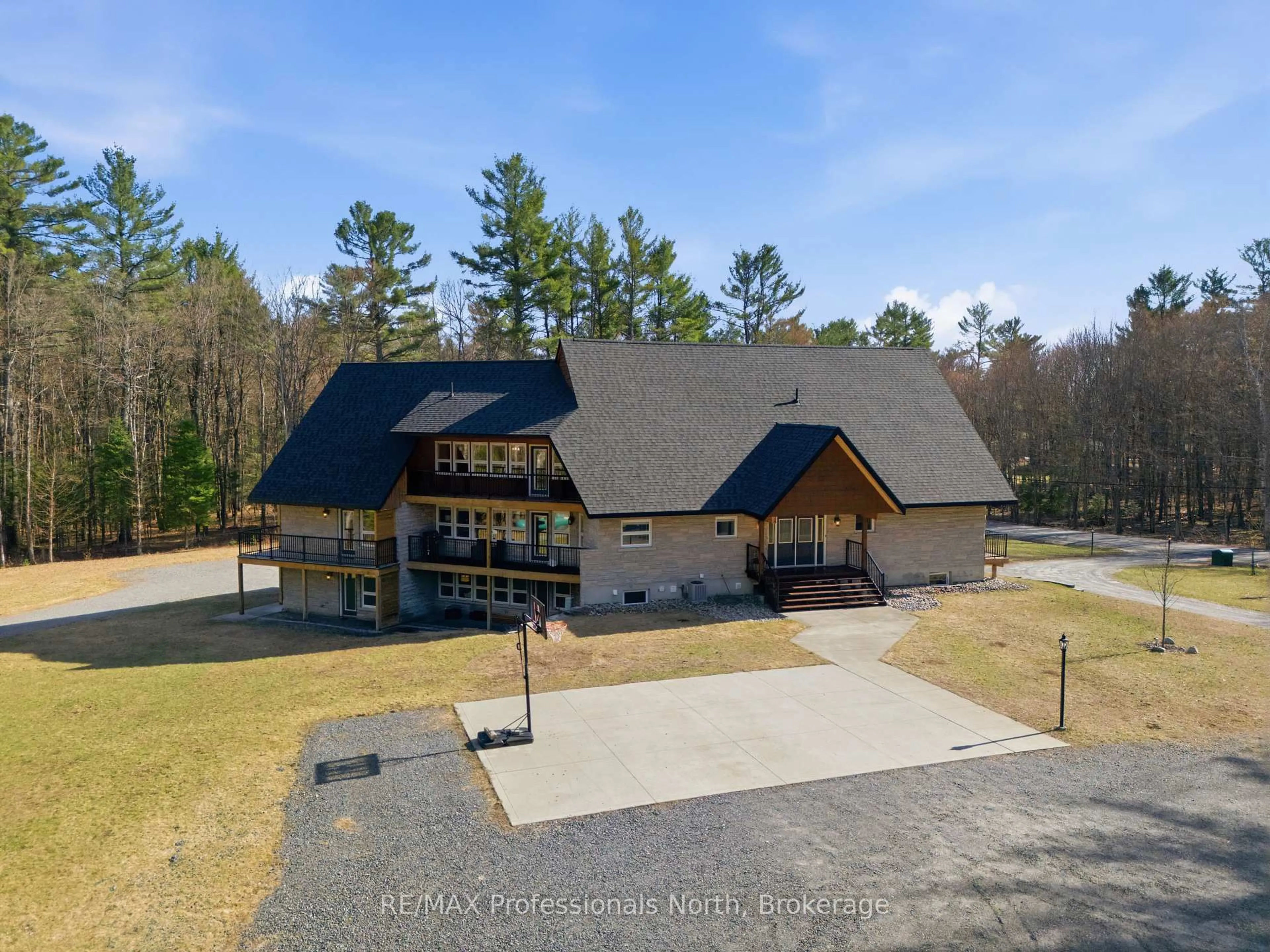 A pic from outside/outdoor area/front of a property/back of a property/a pic from drone, building for 1196 Ravenscliffe Rd, Huntsville Ontario P1H 2N5