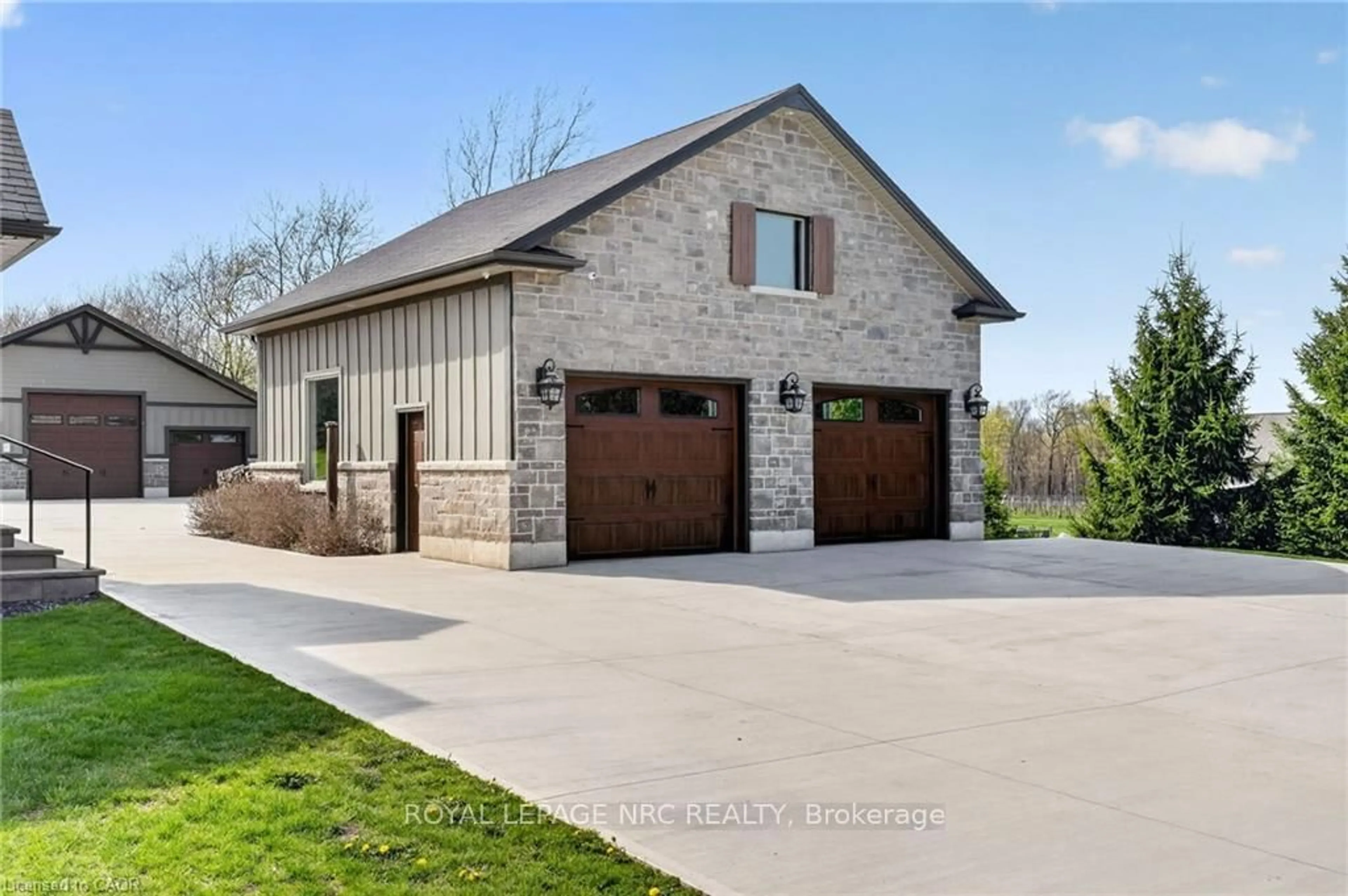 Indoor garage for 4354 Mountainview Rd, Lincoln Ontario L3J 2C8
