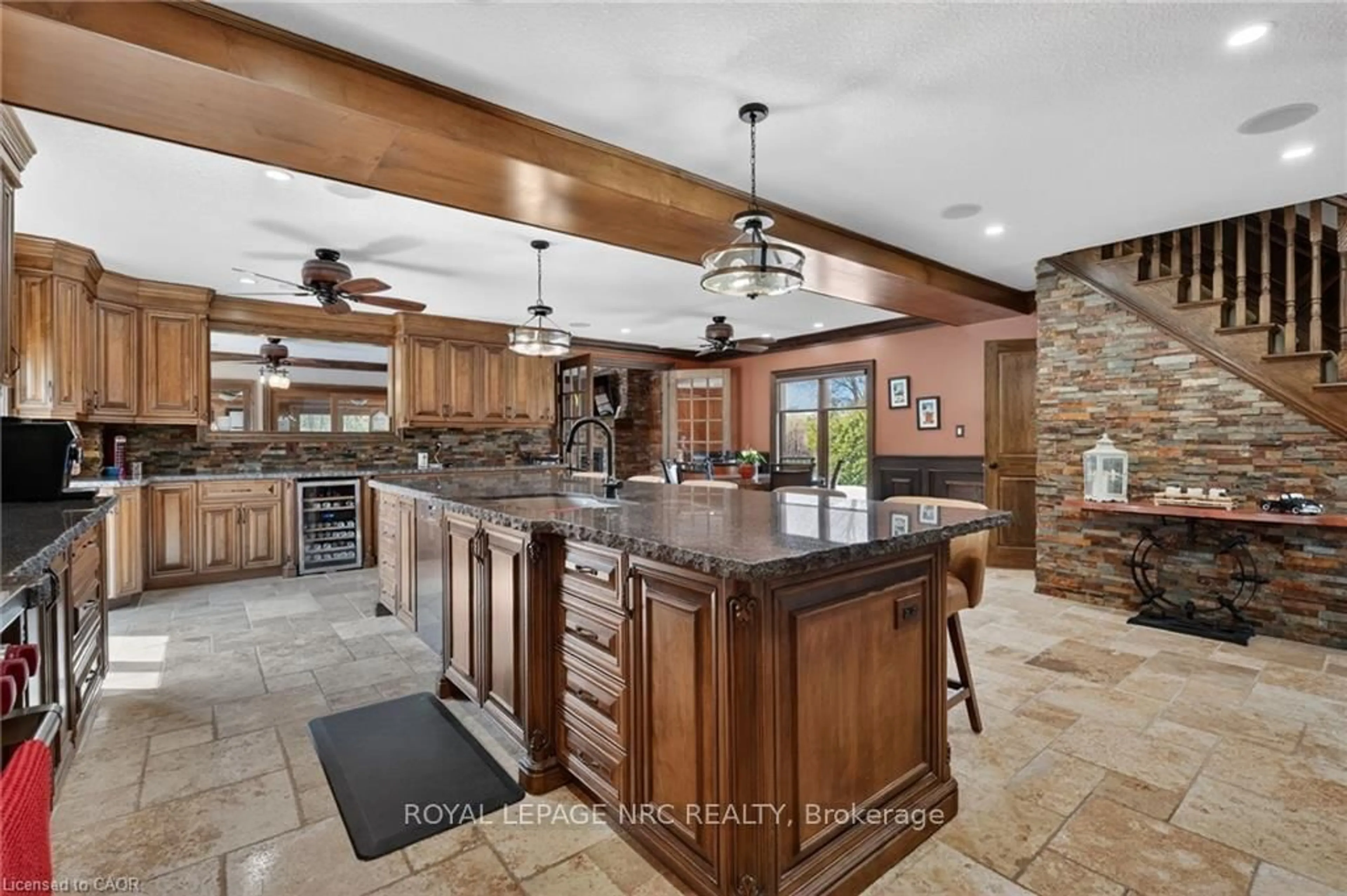 Open concept kitchen, ceramic/tile floor for 4354 Mountainview Rd, Lincoln Ontario L3J 2C8