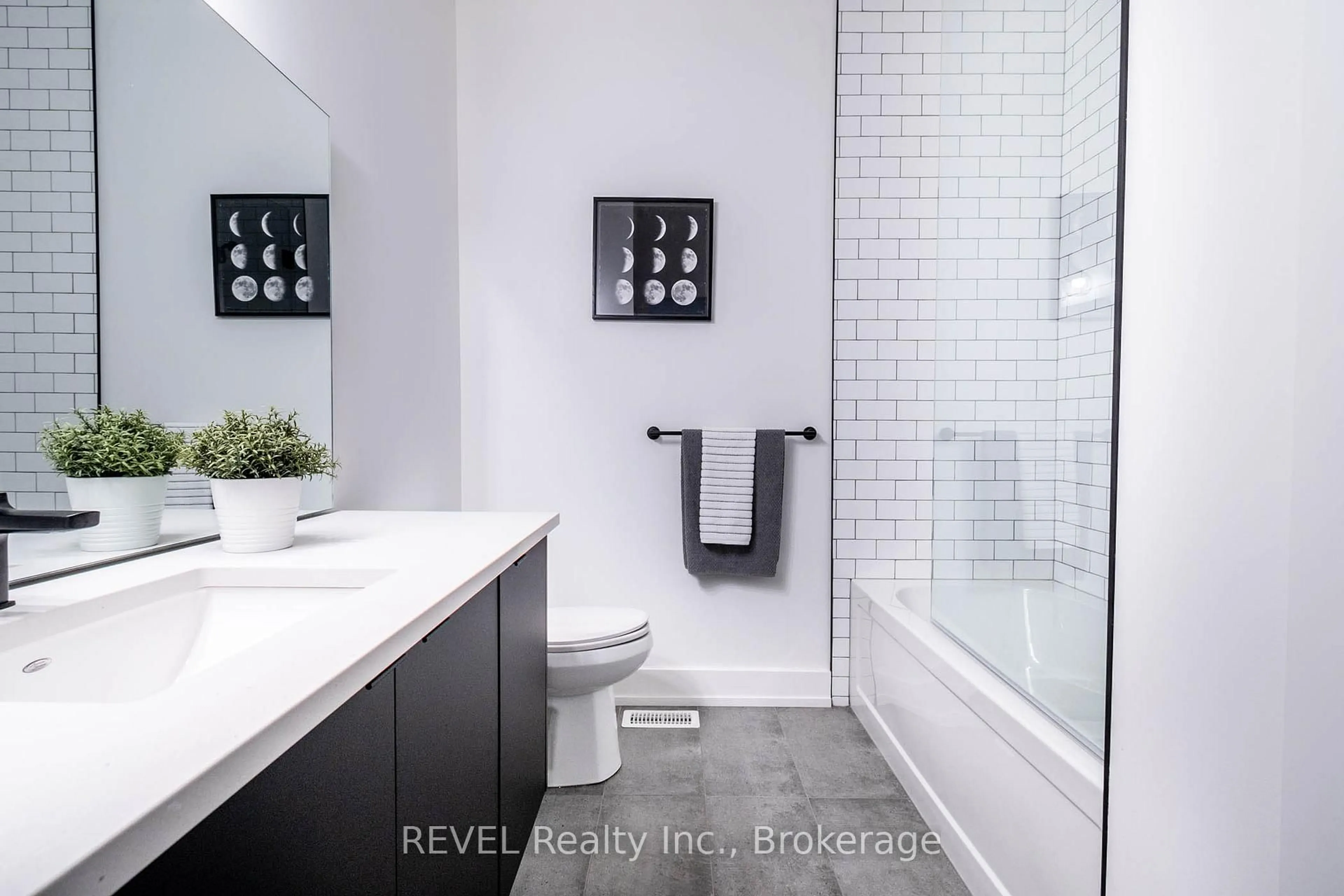 Contemporary bathroom, ceramic/tile floor for 8 Stickles St, Pelham Ontario L3C 3C3