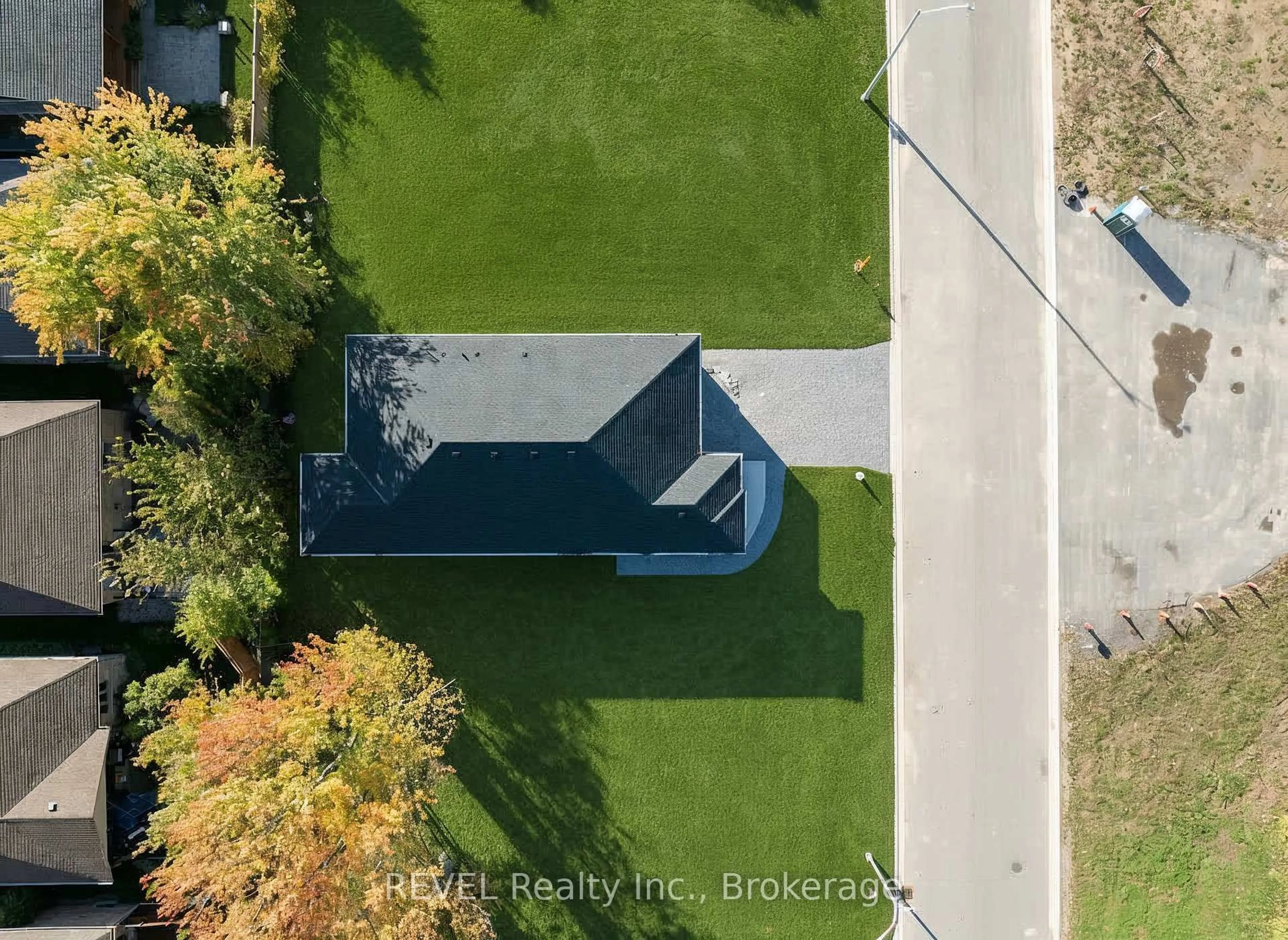 A pic from outside/outdoor area/front of a property/back of a property/a pic from drone, unknown for 11 Stickles St, Pelham Ontario L3C 3C3
