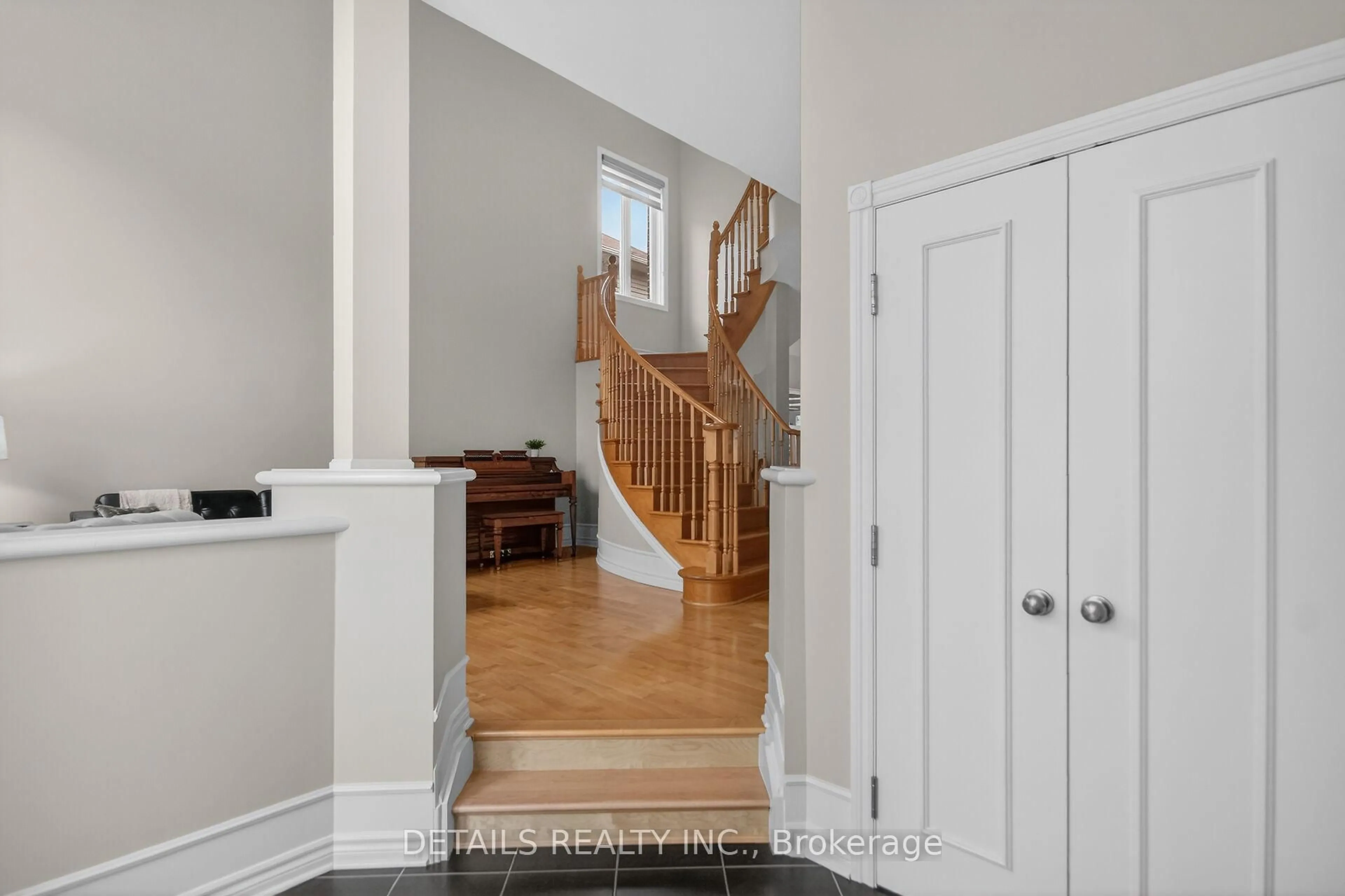 Indoor entryway for 615 Bow Valley Dr, Ottawa Ontario K1V 2G9