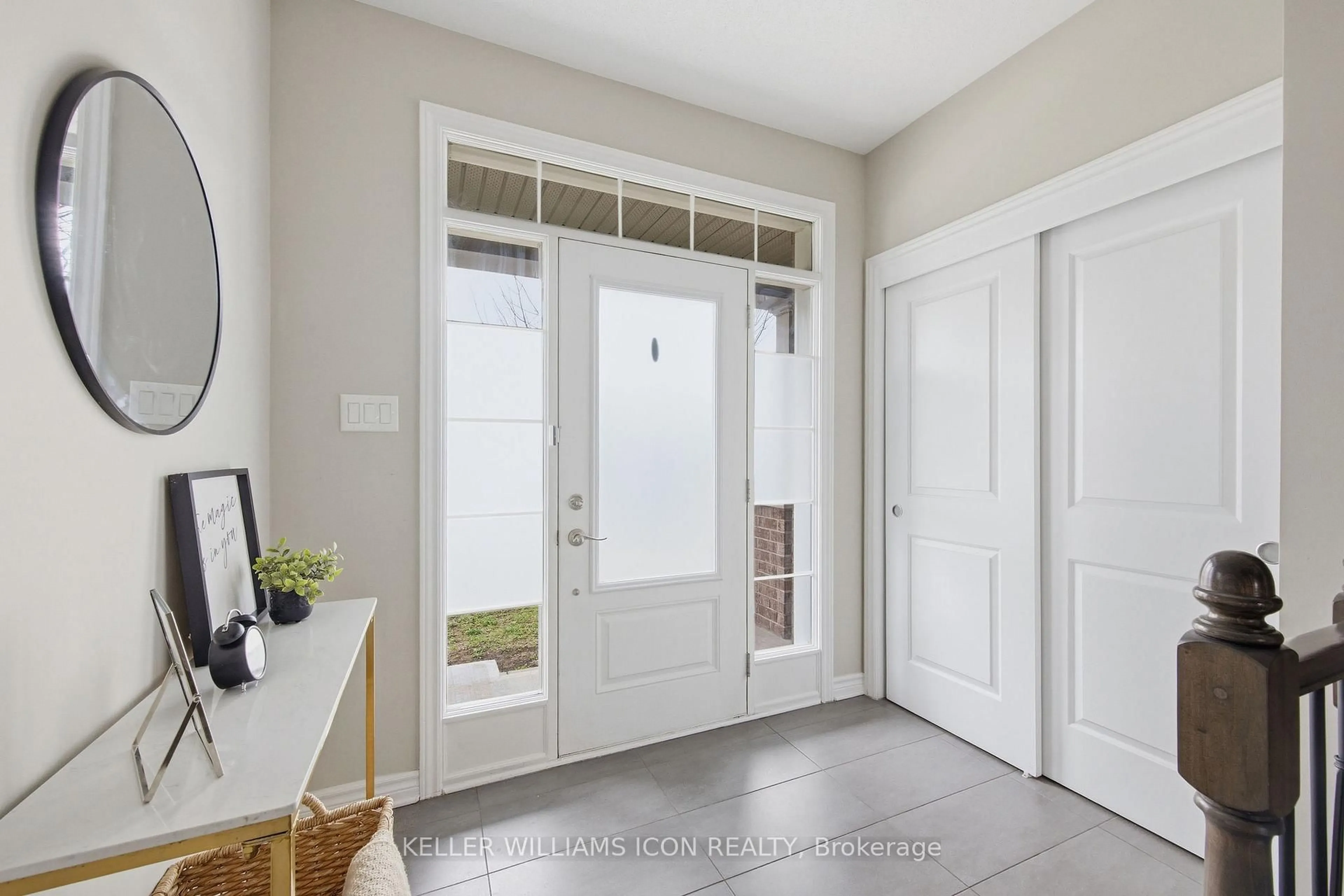 Indoor entryway for 3379 Woodroffe Ave, Ottawa Ontario K2G 6Z5