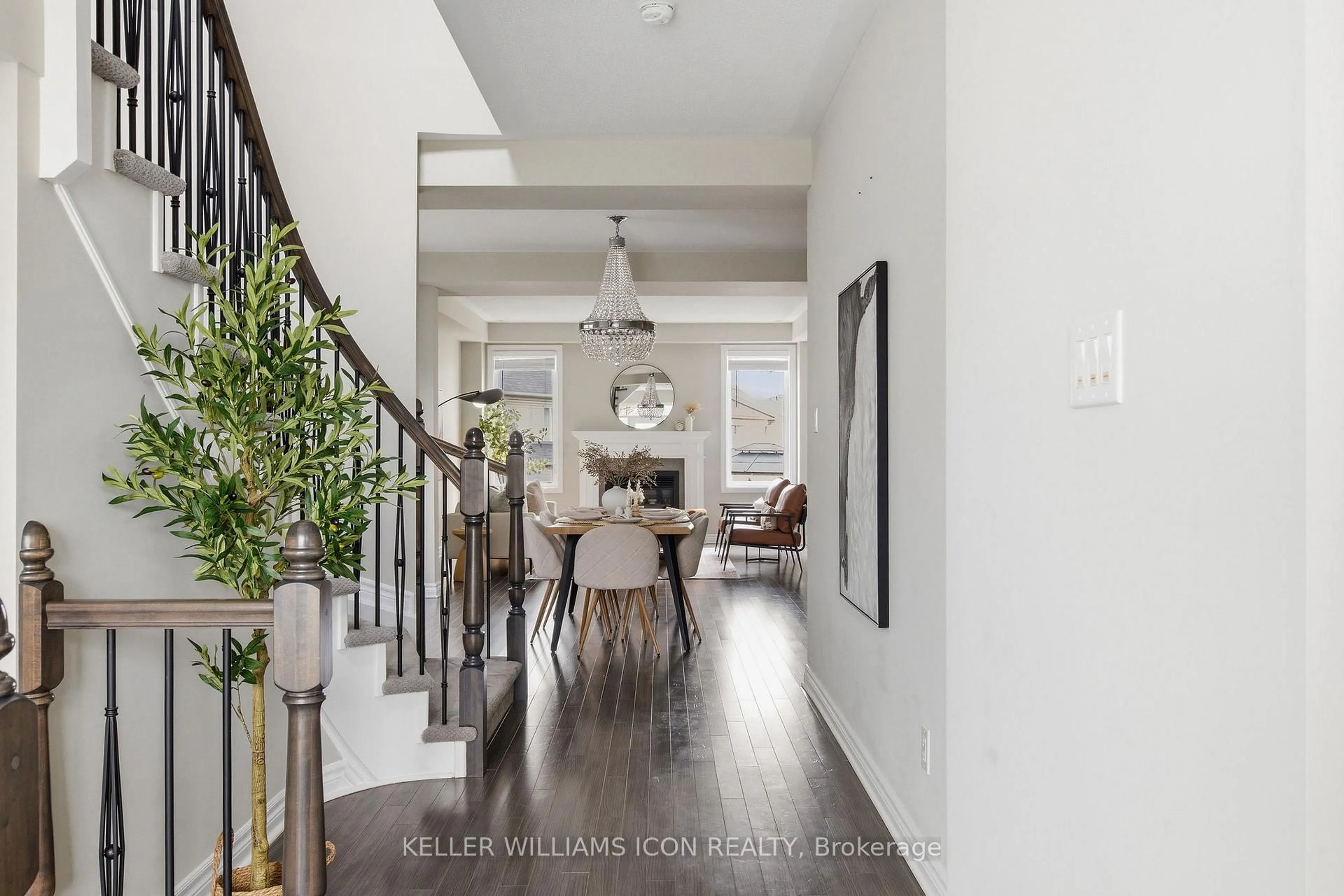 Indoor entryway for 3379 Woodroffe Ave, Ottawa Ontario K2G 6Z5