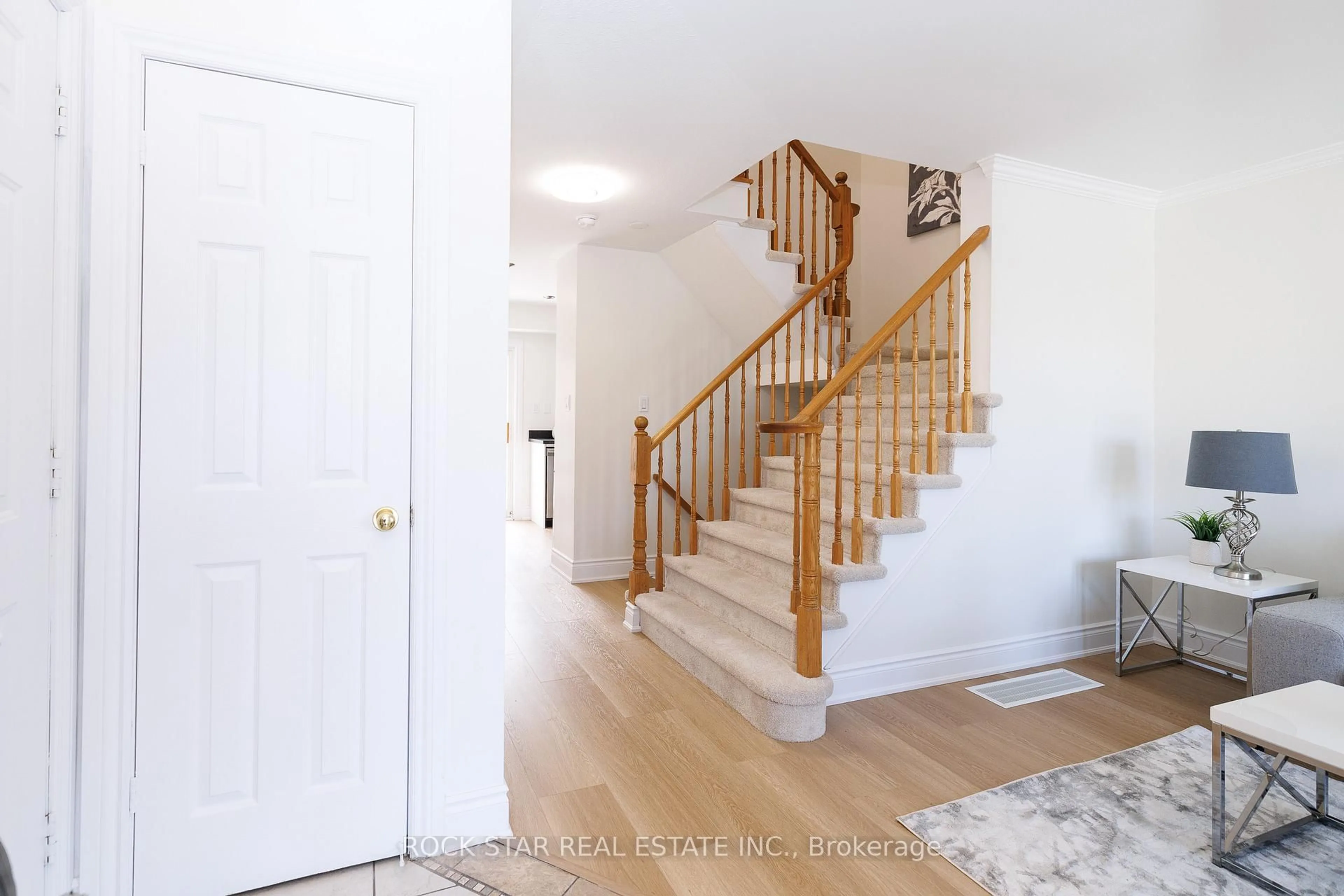 Indoor entryway for 9 Stevens Dr, Niagara-on-the-Lake Ontario L0S 1J0