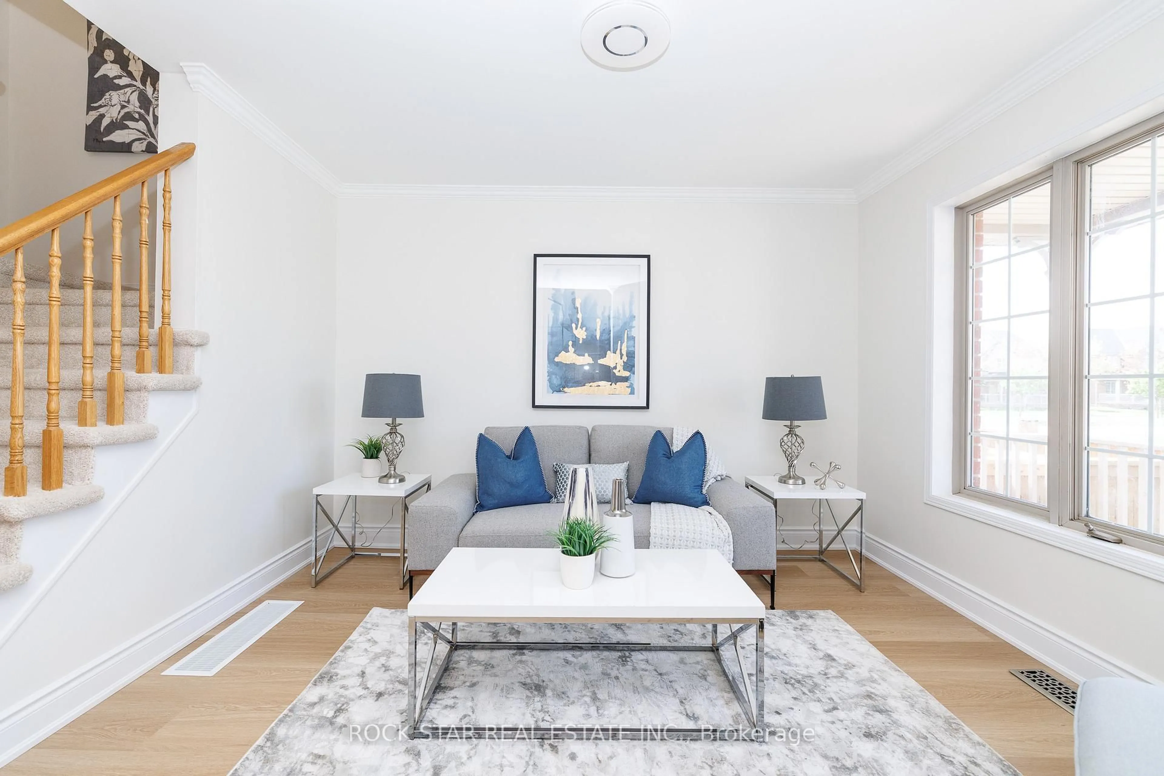 Living room with furniture, unknown for 9 Stevens Dr, Niagara-on-the-Lake Ontario L0S 1J0