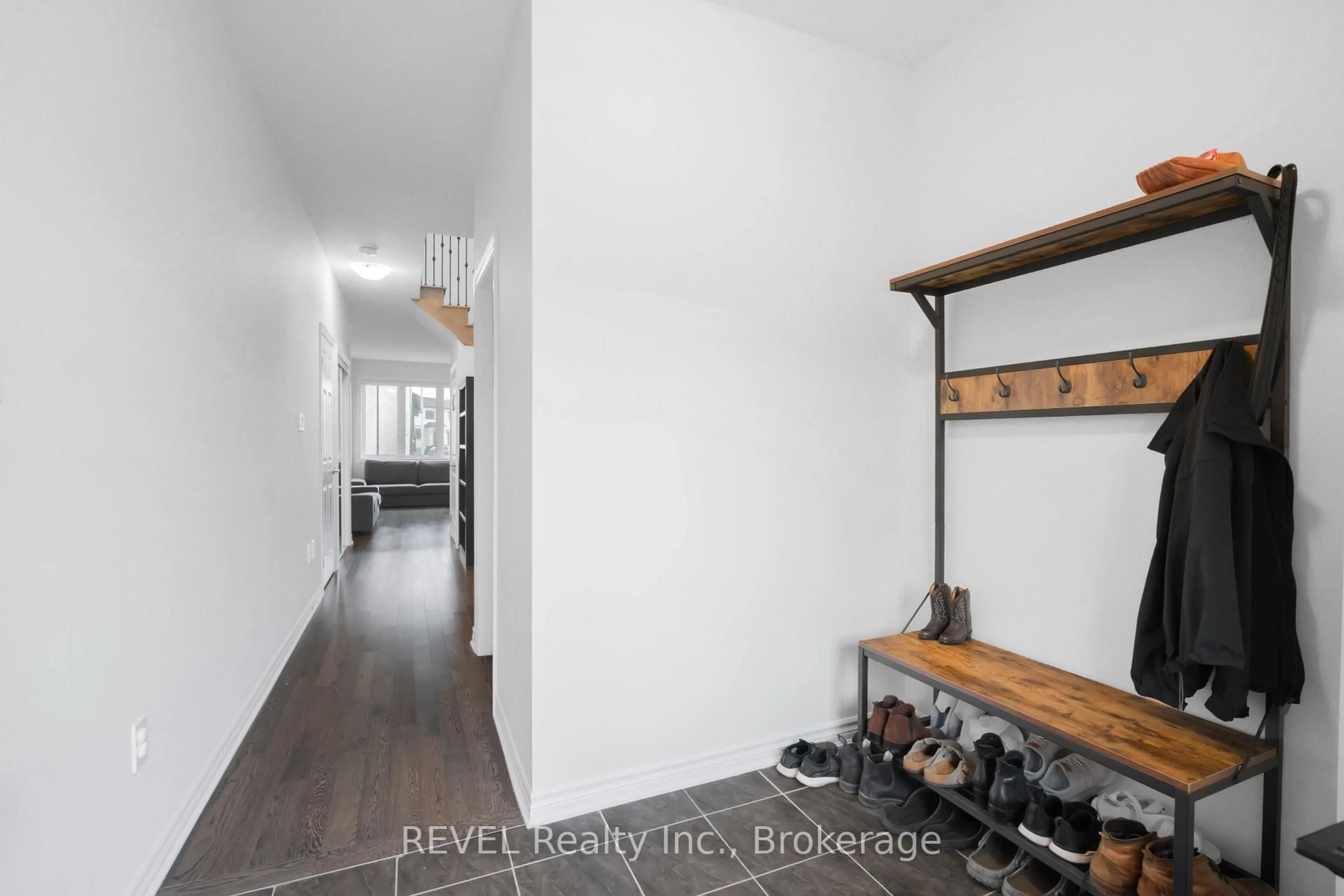 Indoor entryway for 64 Stern Dr, Welland Ontario L3B 0M3