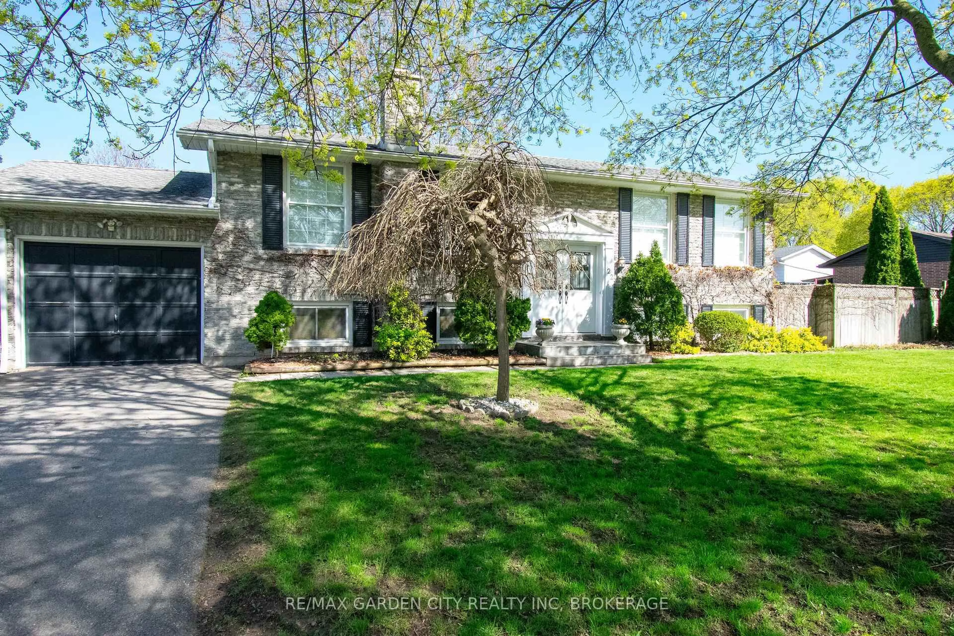 Unknown for 22 Shetland Cres, St. Catharines Ontario L2P 3P7