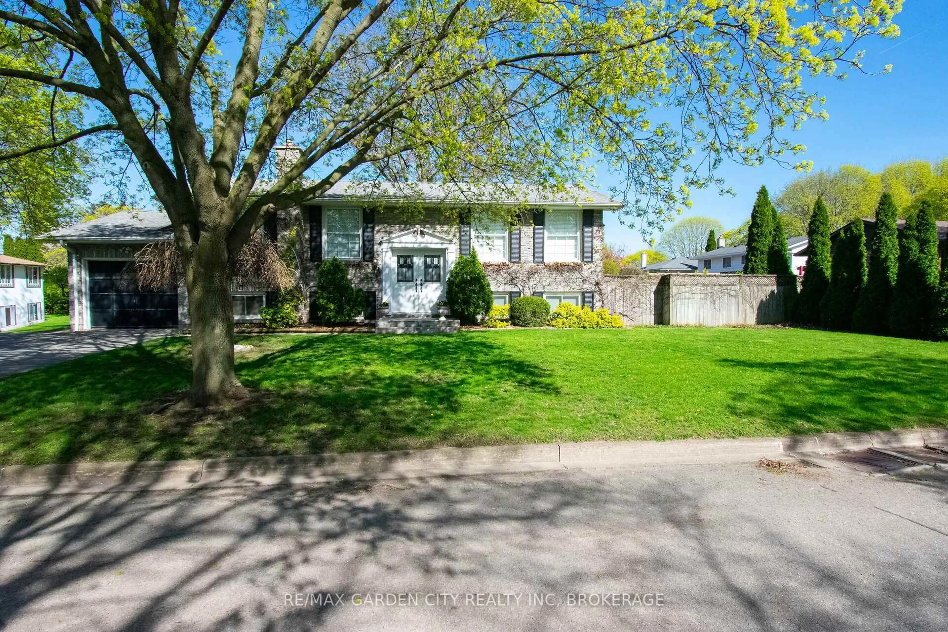 Home with vinyl exterior material, street for 22 Shetland Cres, St. Catharines Ontario L2P 3P7