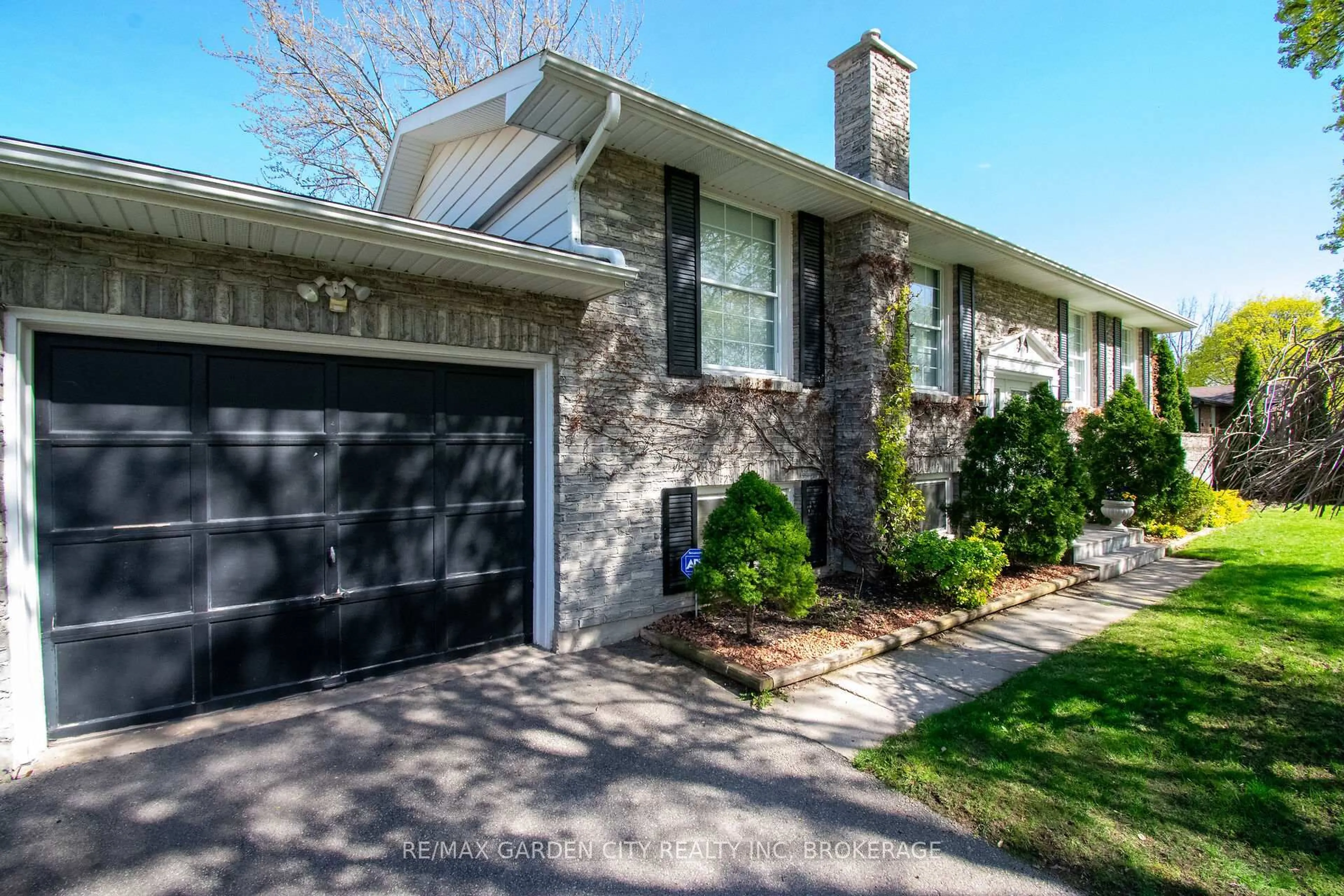 Home with brick exterior material, street for 22 Shetland Cres, St. Catharines Ontario L2P 3P7