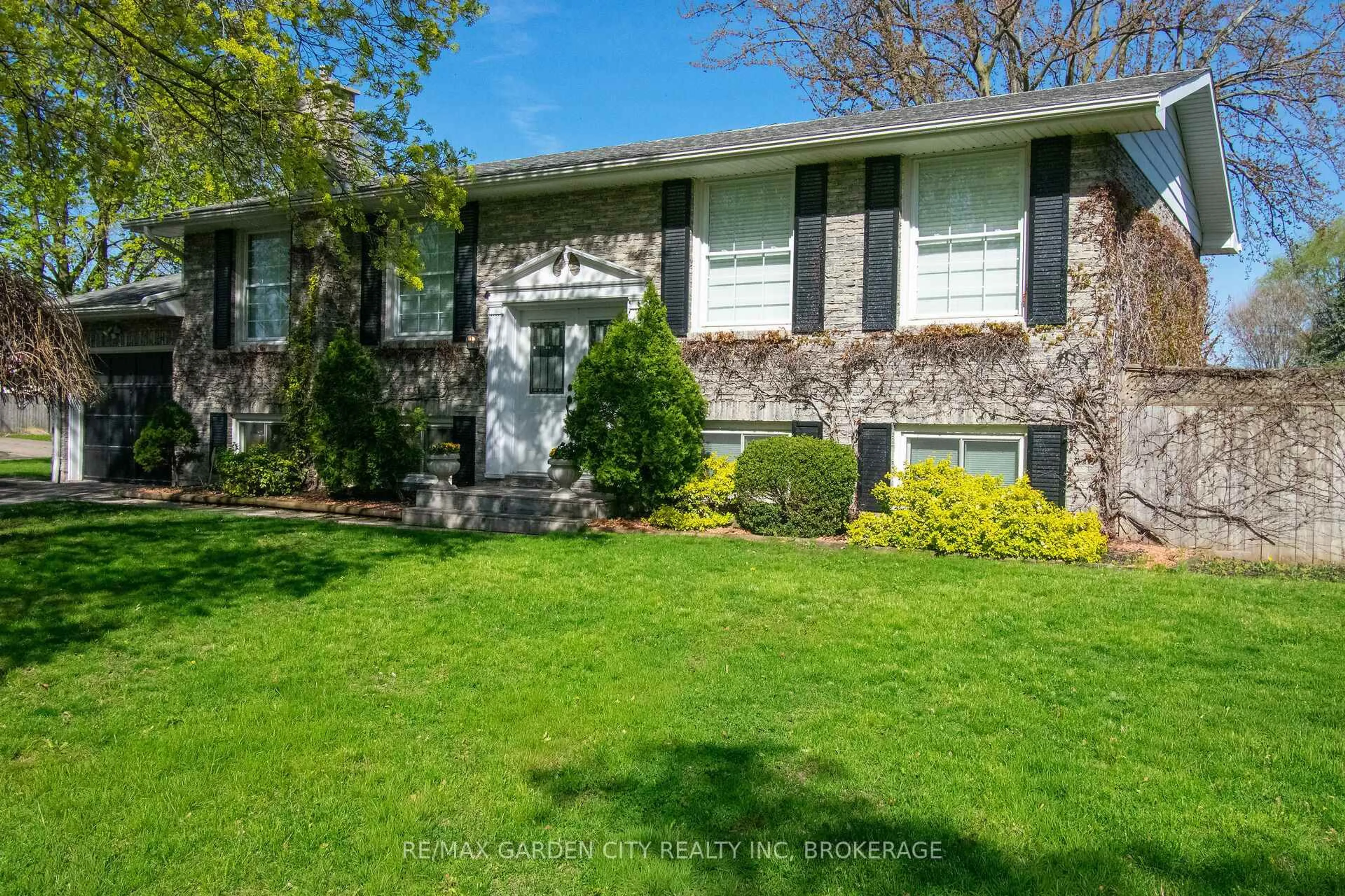 Home with vinyl exterior material, street for 22 Shetland Cres, St. Catharines Ontario L2P 3P7