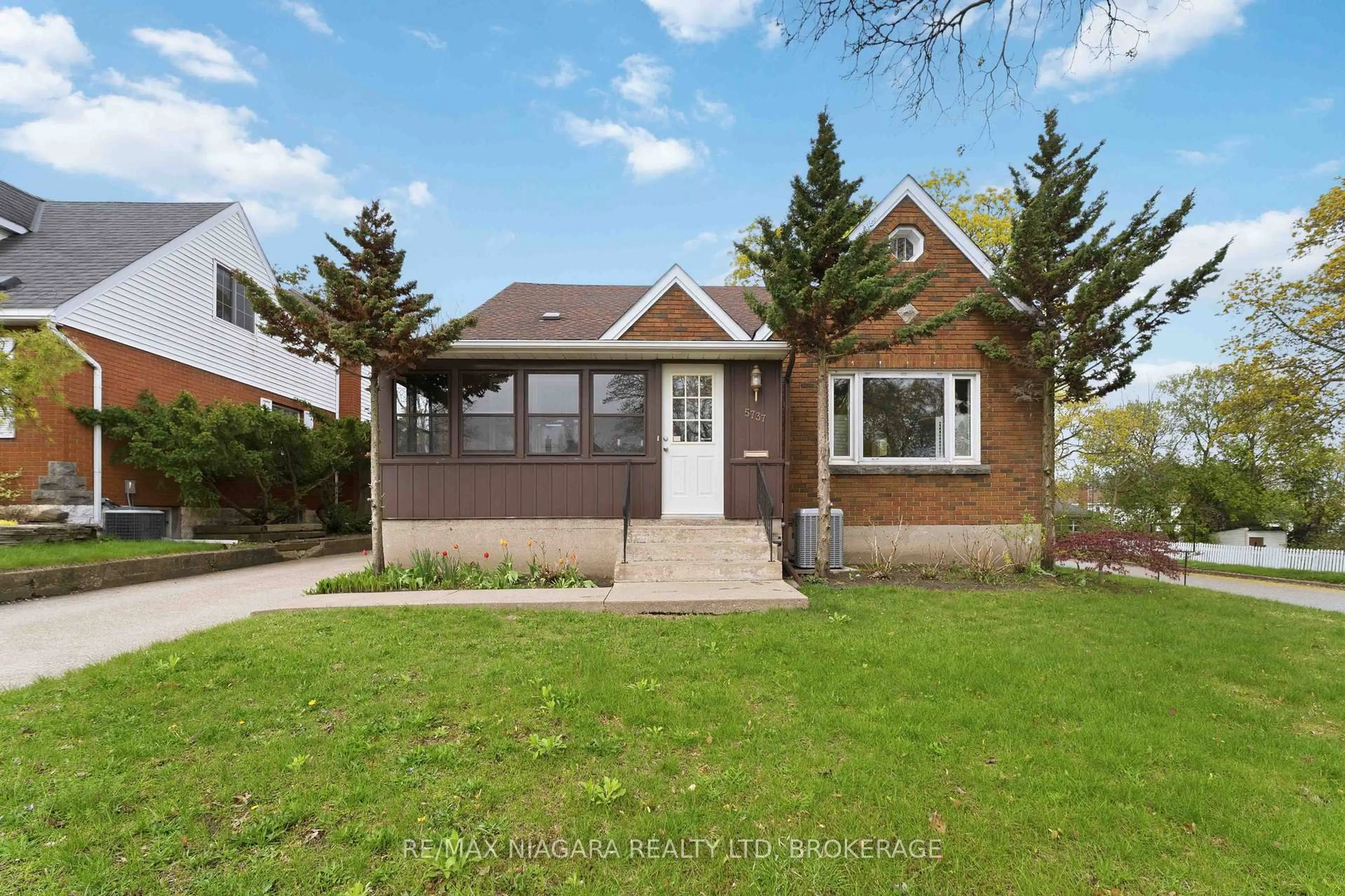 Home with brick exterior material, street for 5737 Lowell Ave, Niagara Falls Ontario L2G 4E4