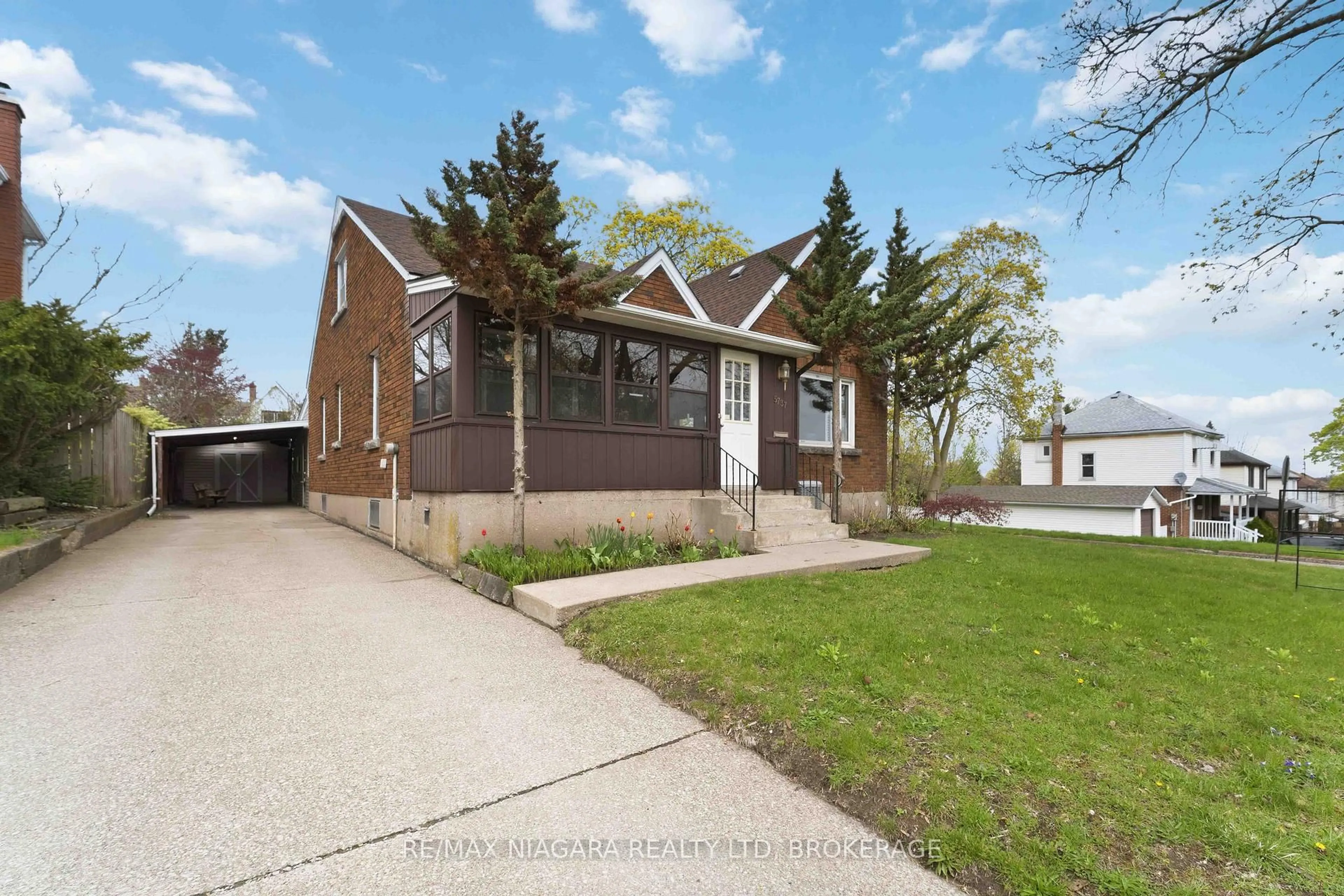 Home with brick exterior material, street for 5737 Lowell Ave, Niagara Falls Ontario L2G 4E4