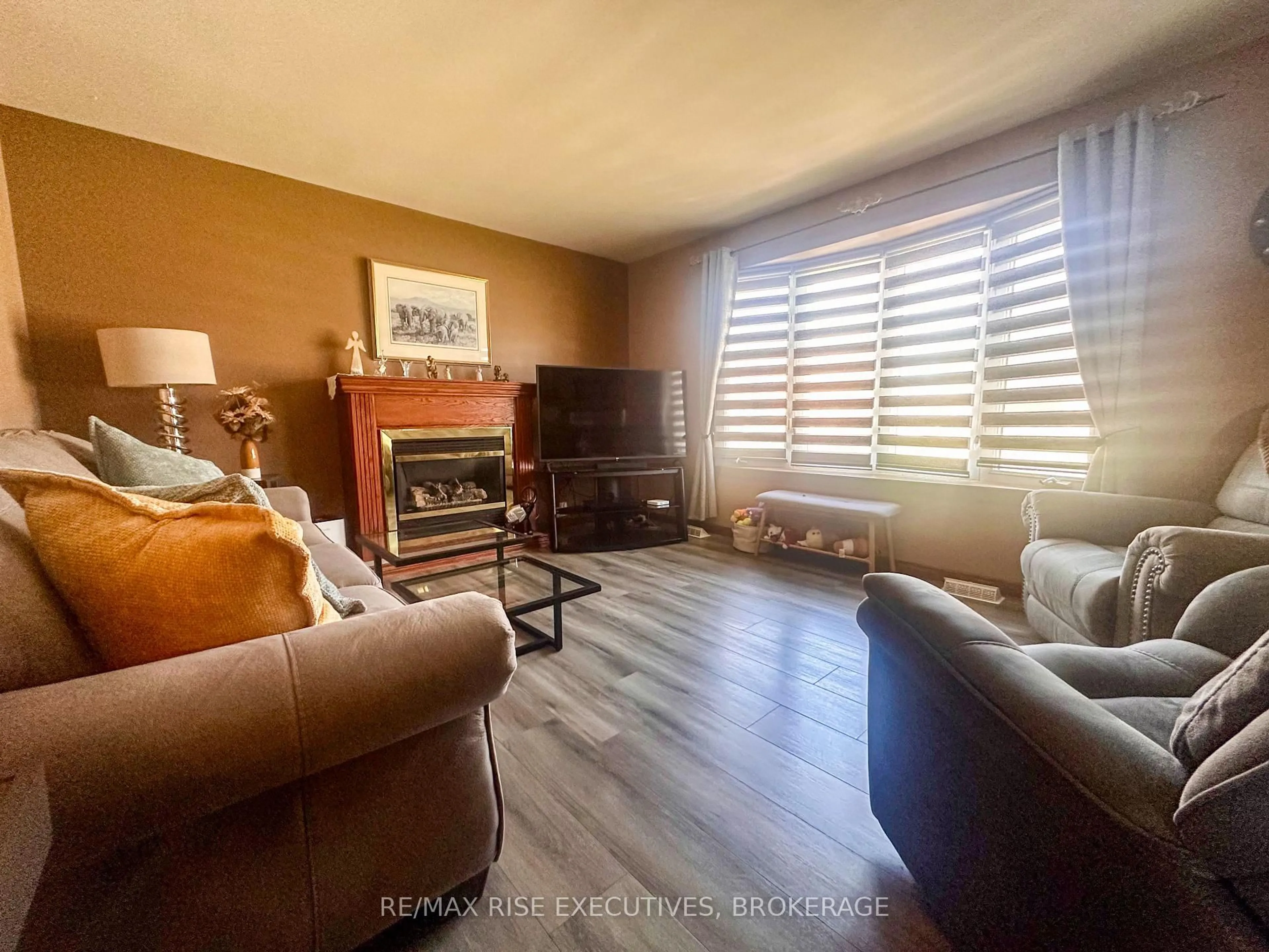 Living room with furniture, wood/laminate floor for 214 Amherst Dr, Loyalist Ontario K7N 1T4