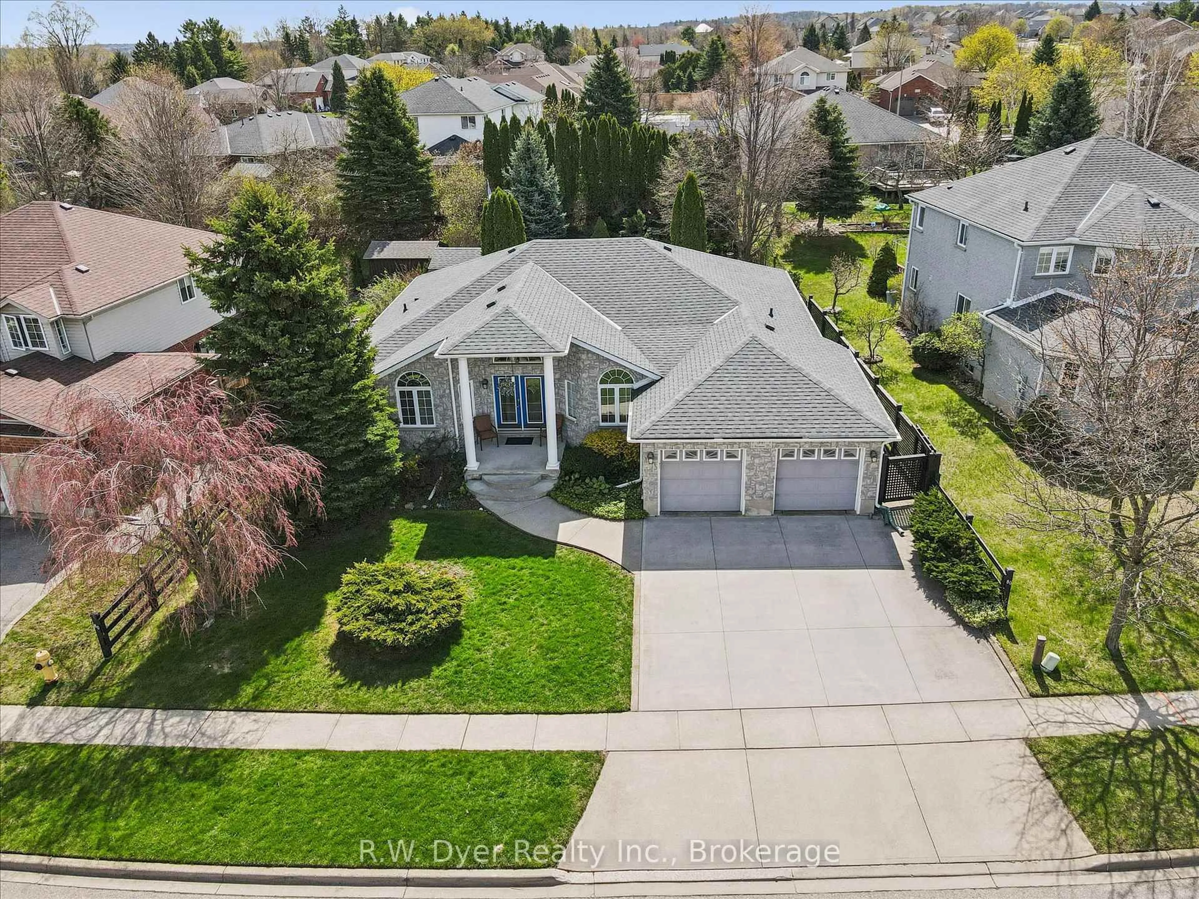 A pic from outside/outdoor area/front of a property/back of a property/a pic from drone, street for 80 Newman Dr, Cambridge Ontario N1S 5A8
