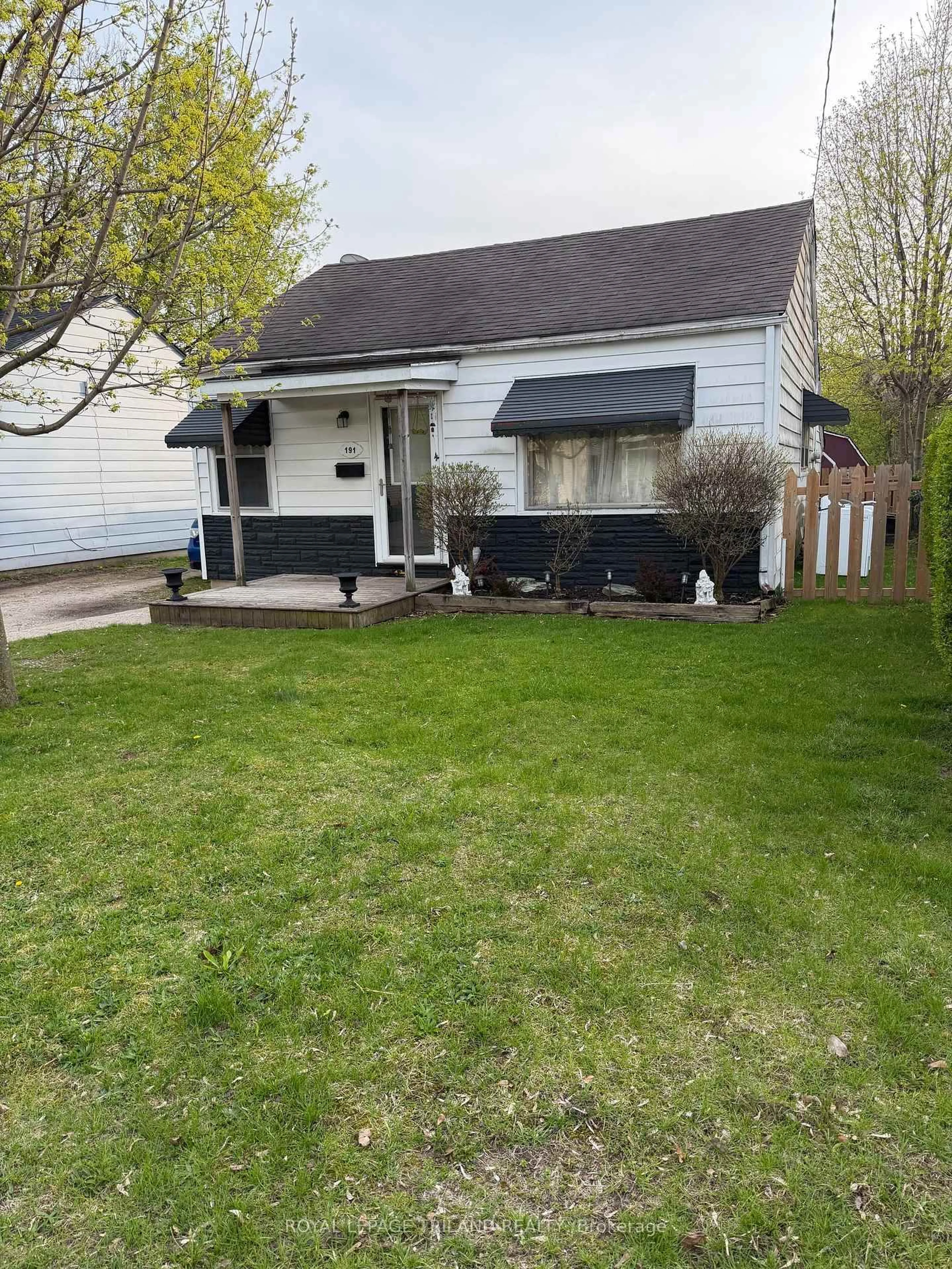 Home with vinyl exterior material, street for 191 ELGIN St, London East Ontario N5Z 2T9