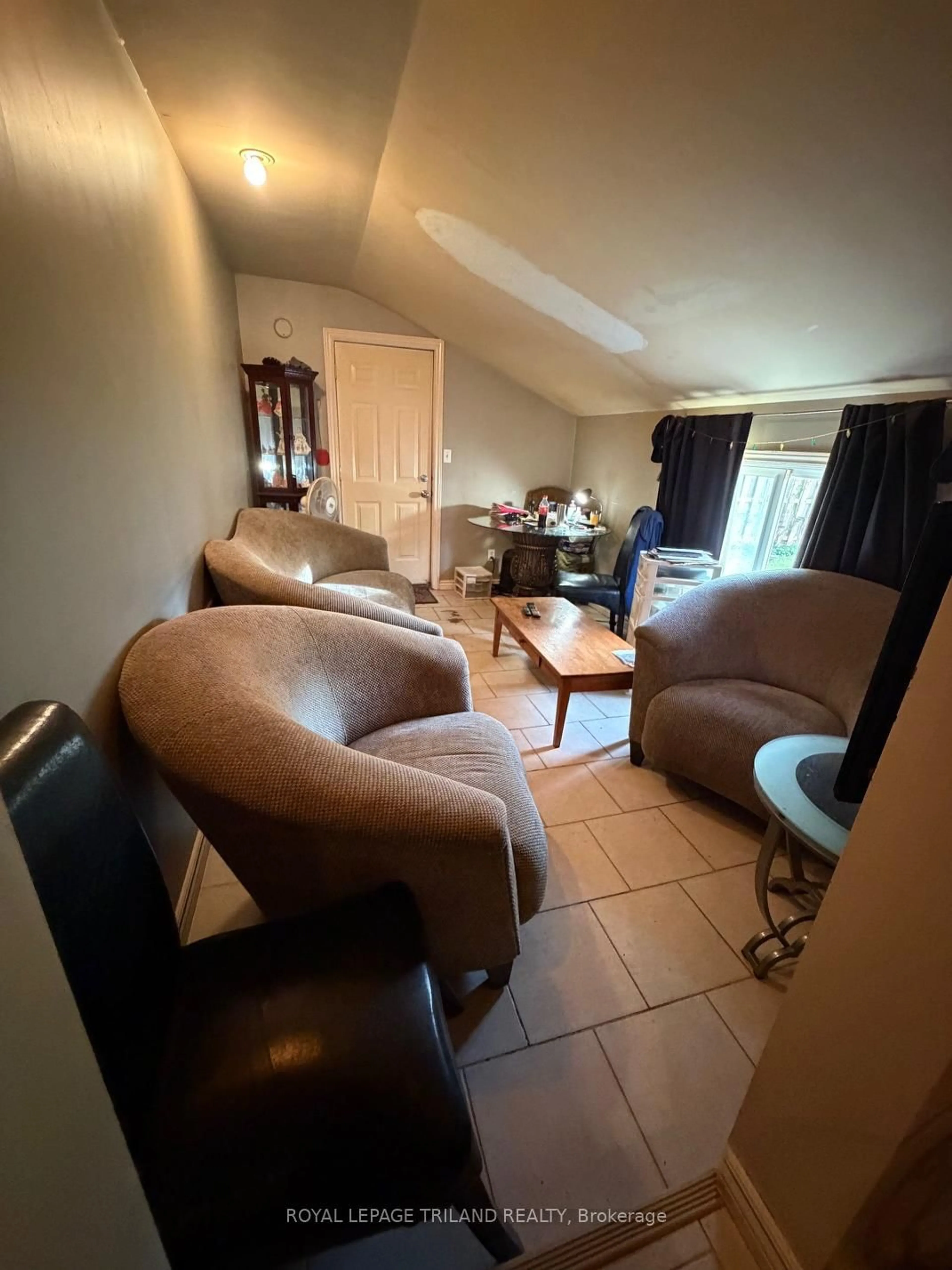 Living room with furniture, unknown for 191 ELGIN St, London East Ontario N5Z 2T9