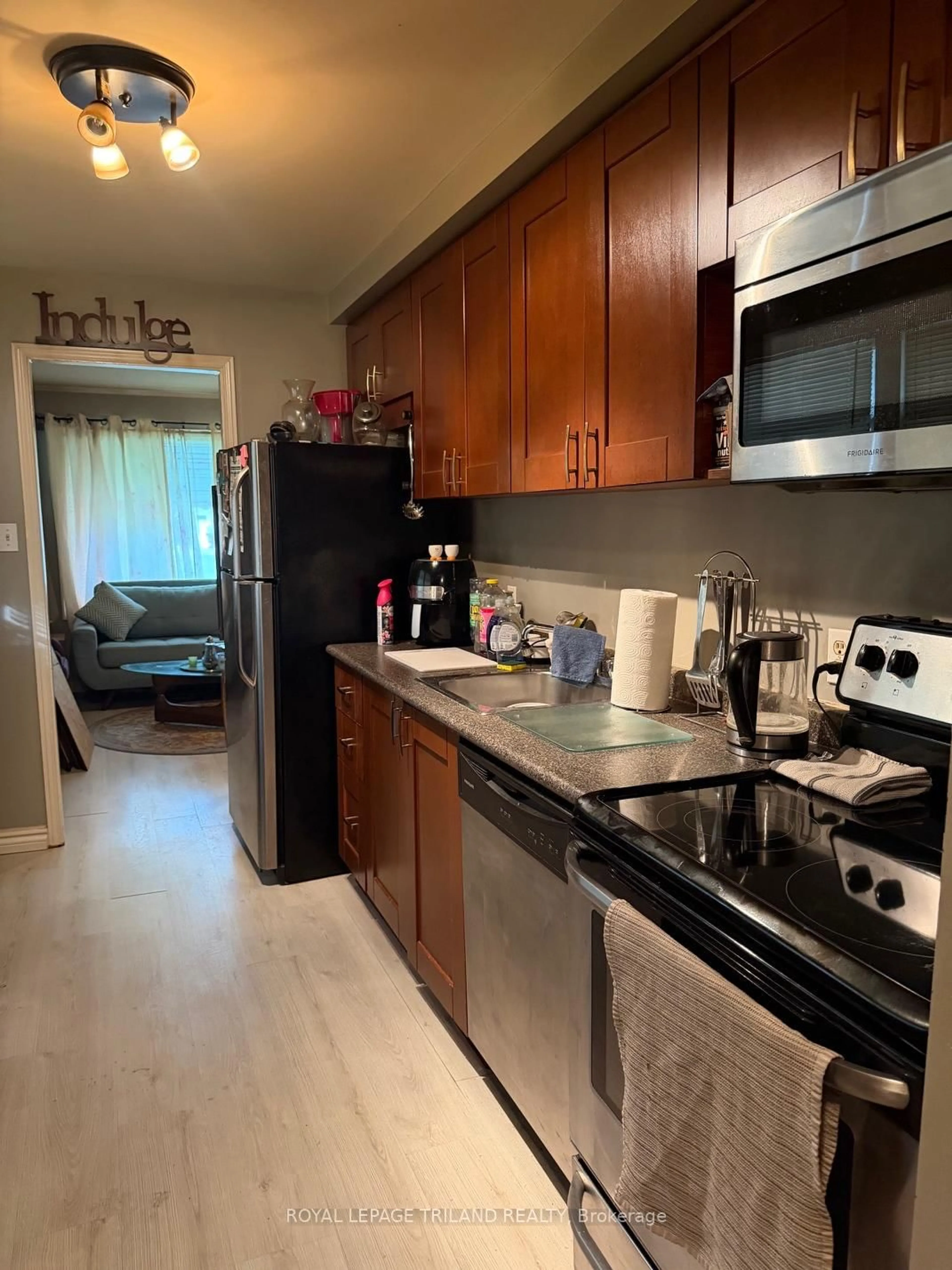Standard kitchen, unknown for 191 ELGIN St, London East Ontario N5Z 2T9