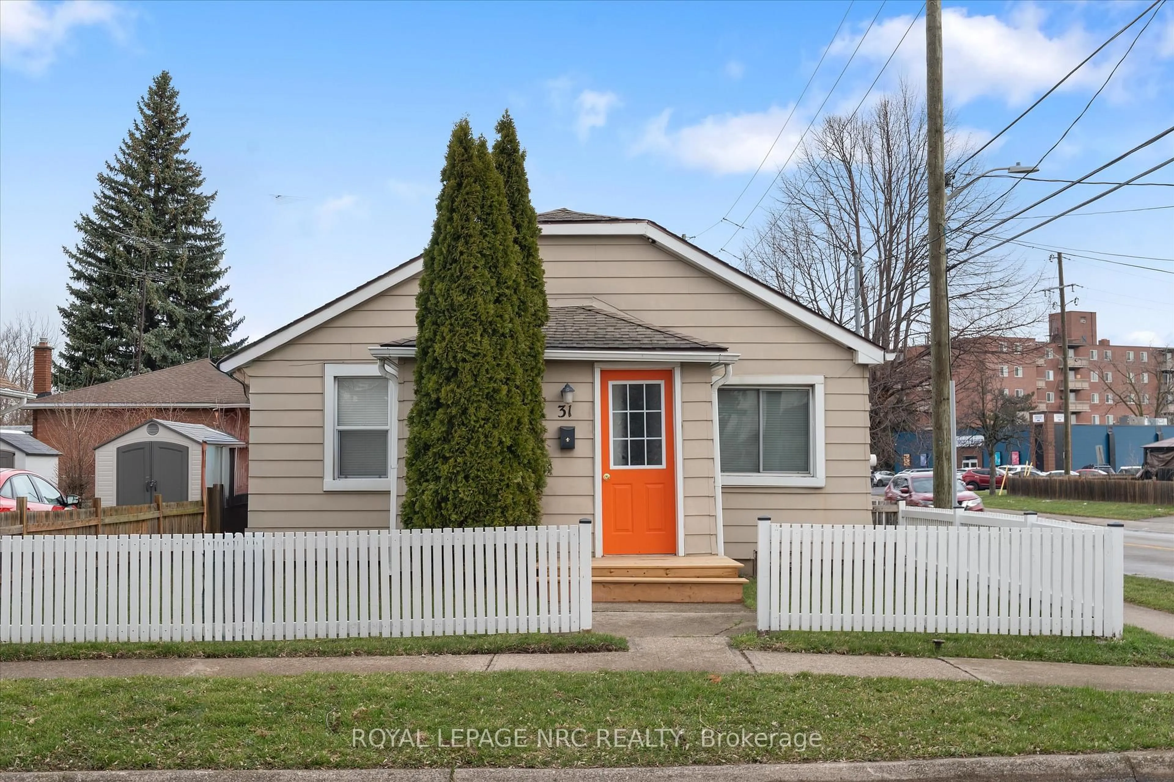 Home with vinyl exterior material, street for 31 Prospect Ave, St. Catharines Ontario L2M 5K2