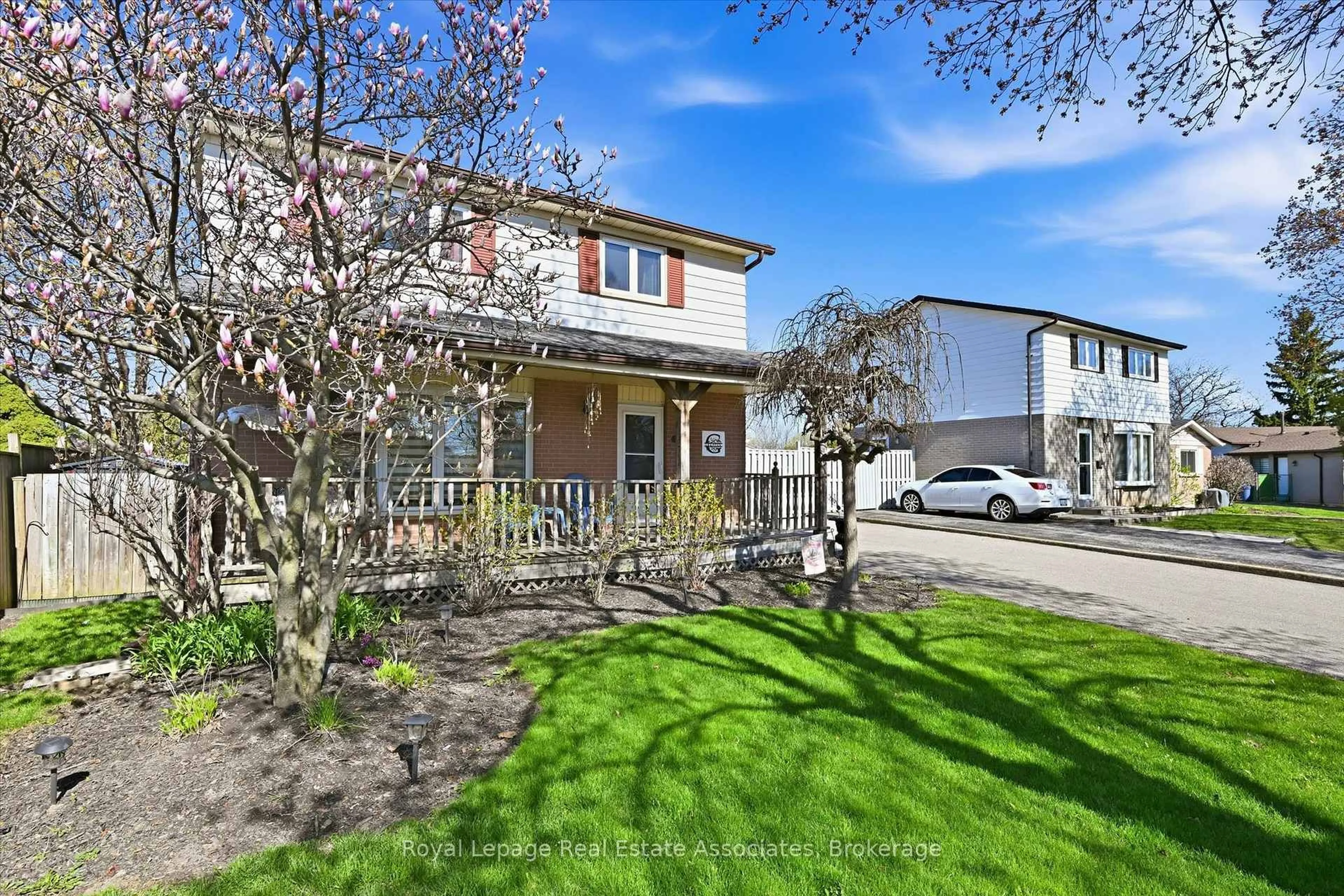 A pic from outside/outdoor area/front of a property/back of a property/a pic from drone, street for 107 Billington Cres, Hamilton Ontario L8T 4R3