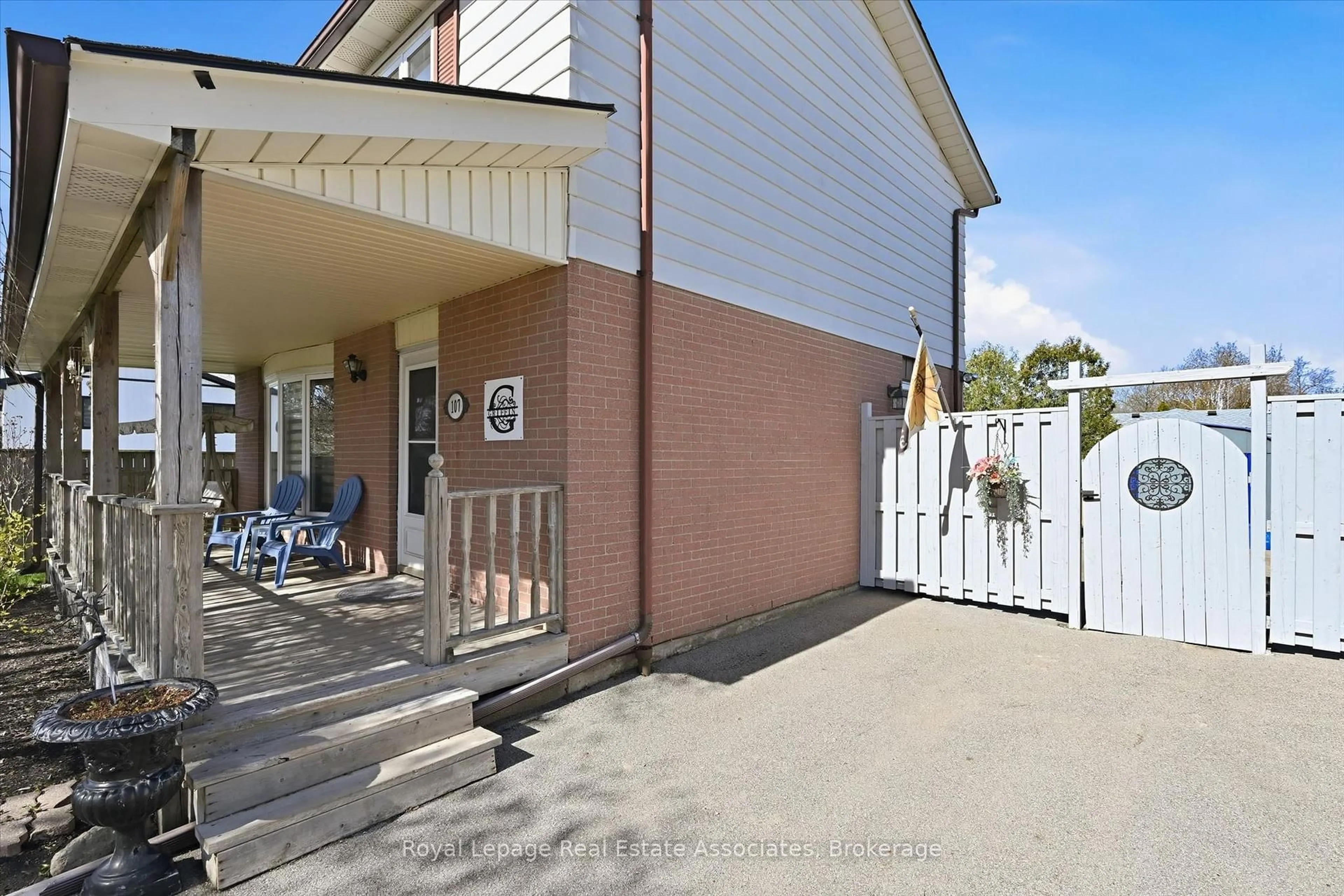 Unknown for 107 Billington Cres, Hamilton Ontario L8T 4R3