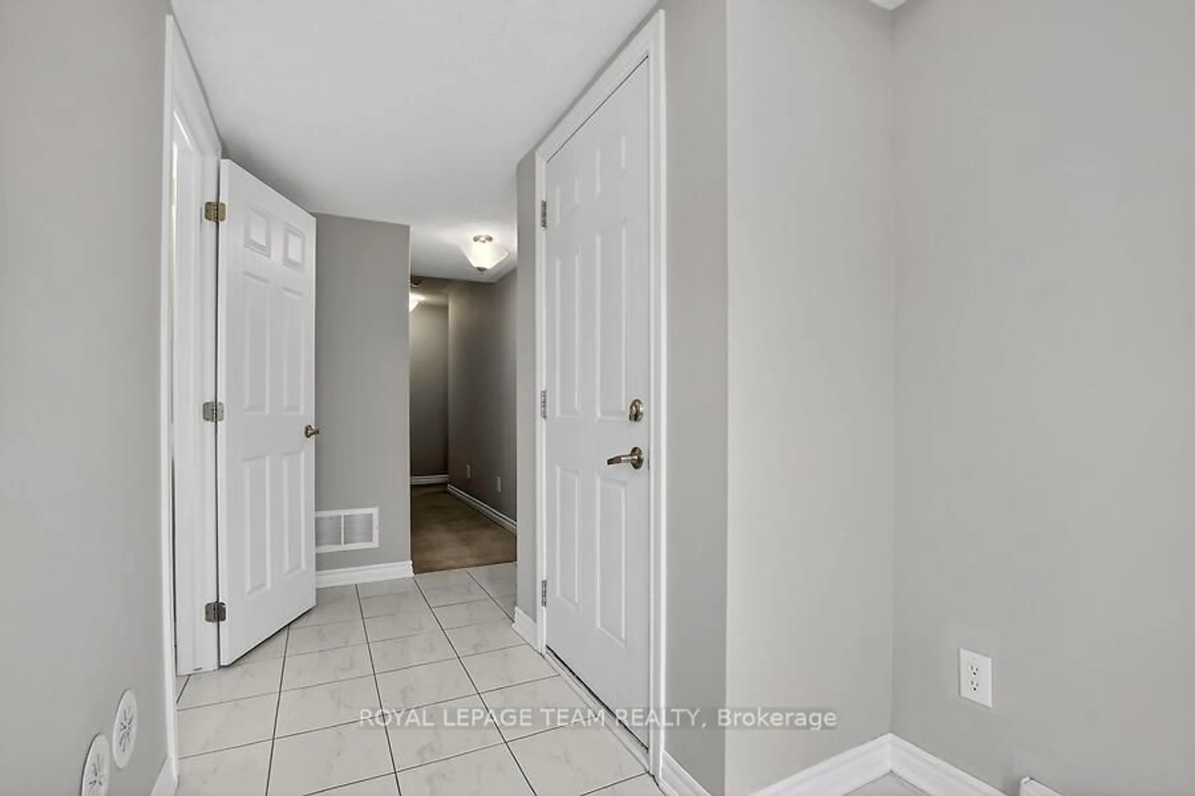 Indoor entryway for 127 Grenadine St, Stittsville Ontario K2S 0P1