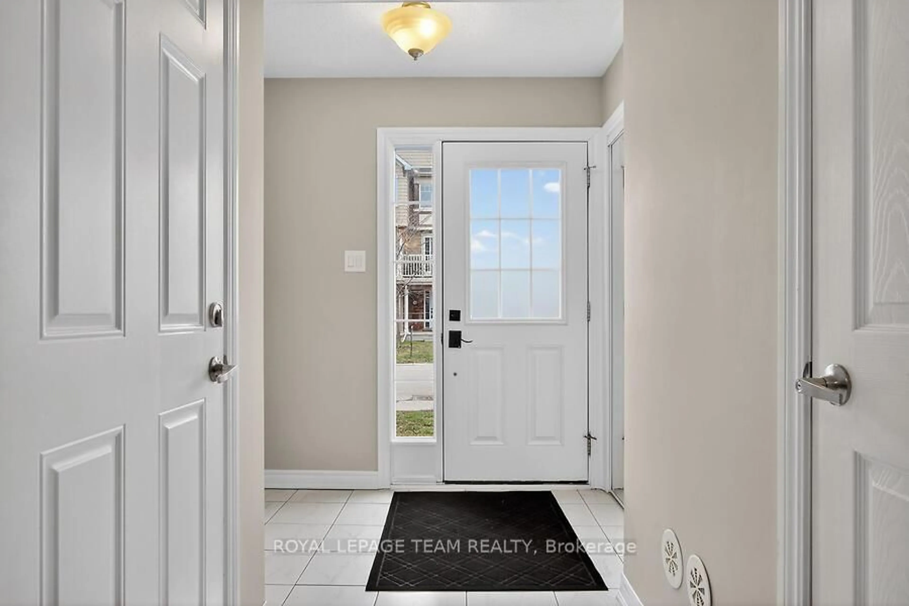Indoor entryway for 127 Grenadine St, Stittsville Ontario K2S 0P1