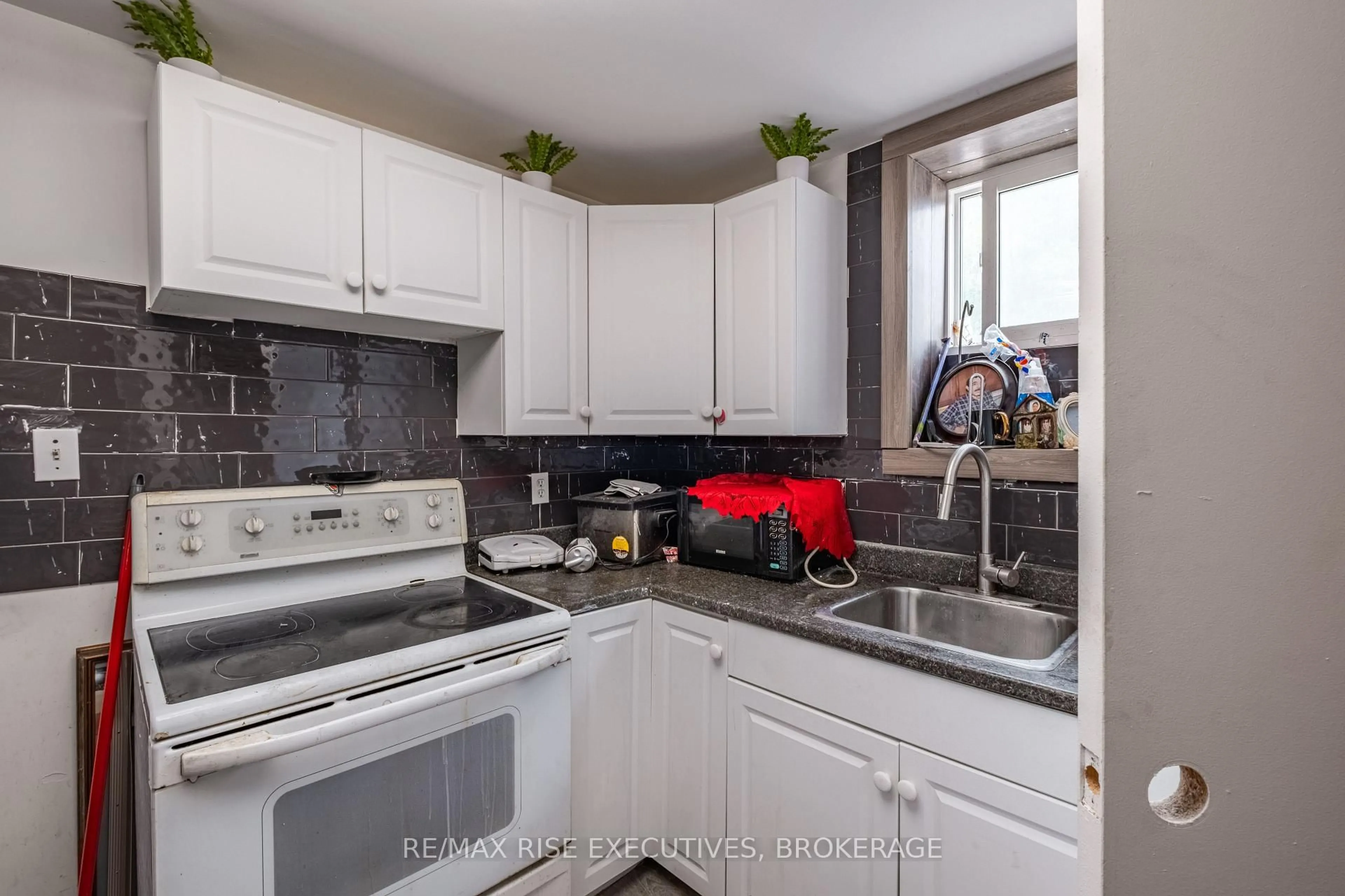Standard kitchen, unknown for 61 Seventh Ave, Kingston Ontario K7K 2M5