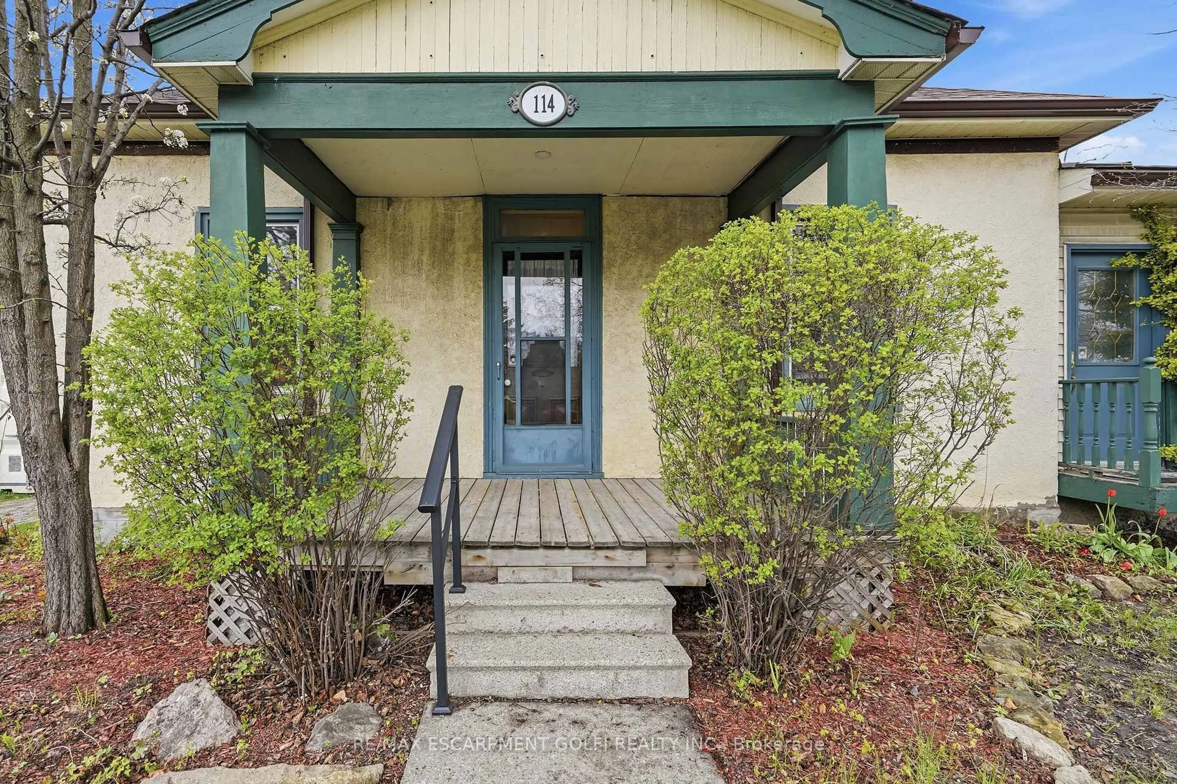 Indoor entryway for 114 GRAND Ave, Cambridge Ontario N1S 2M2