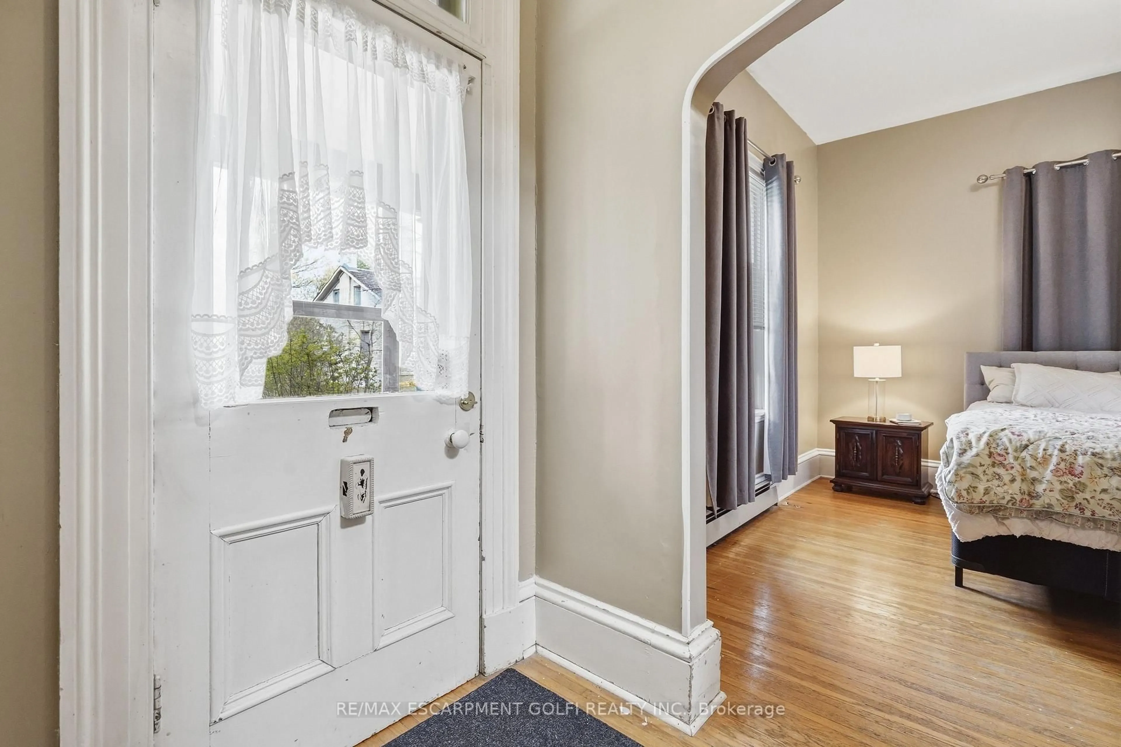 Indoor entryway for 114 GRAND Ave, Cambridge Ontario N1S 2M2
