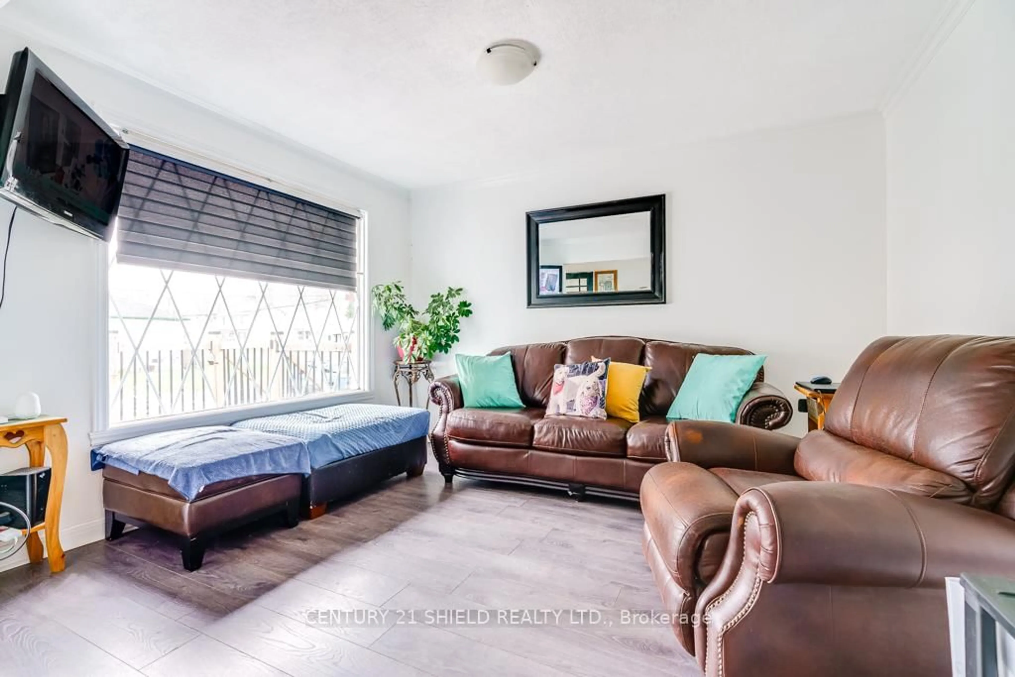 Living room with furniture, unknown for 803 Leonard Ave, Cornwall Ontario K6J 1L5