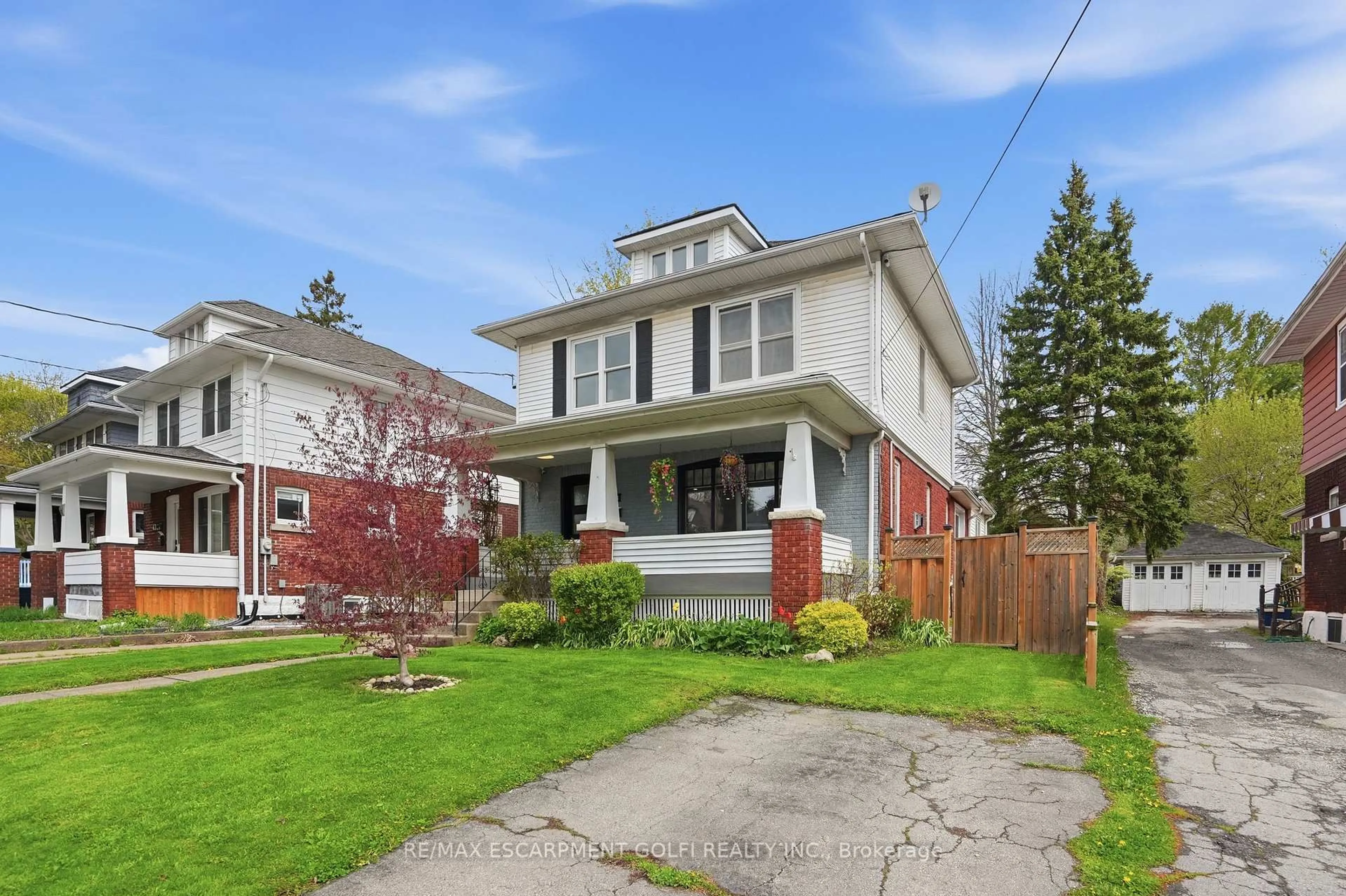 Home with vinyl exterior material, street for 4351 Seneca St, Niagara Falls Ontario L2E 1G5