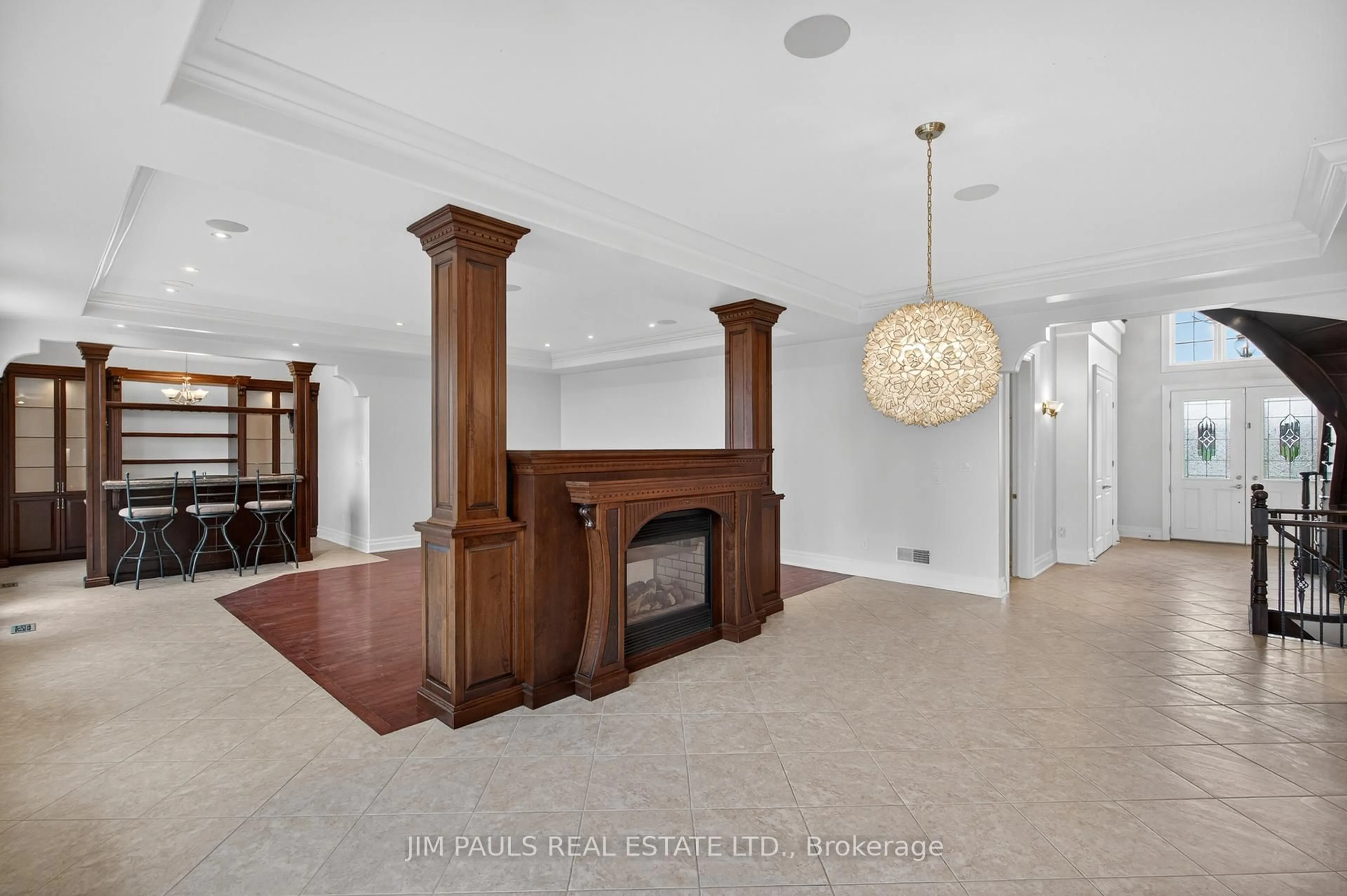 Indoor foyer for 803 Ridge Rd, Hamilton Ontario L8J 2Y3