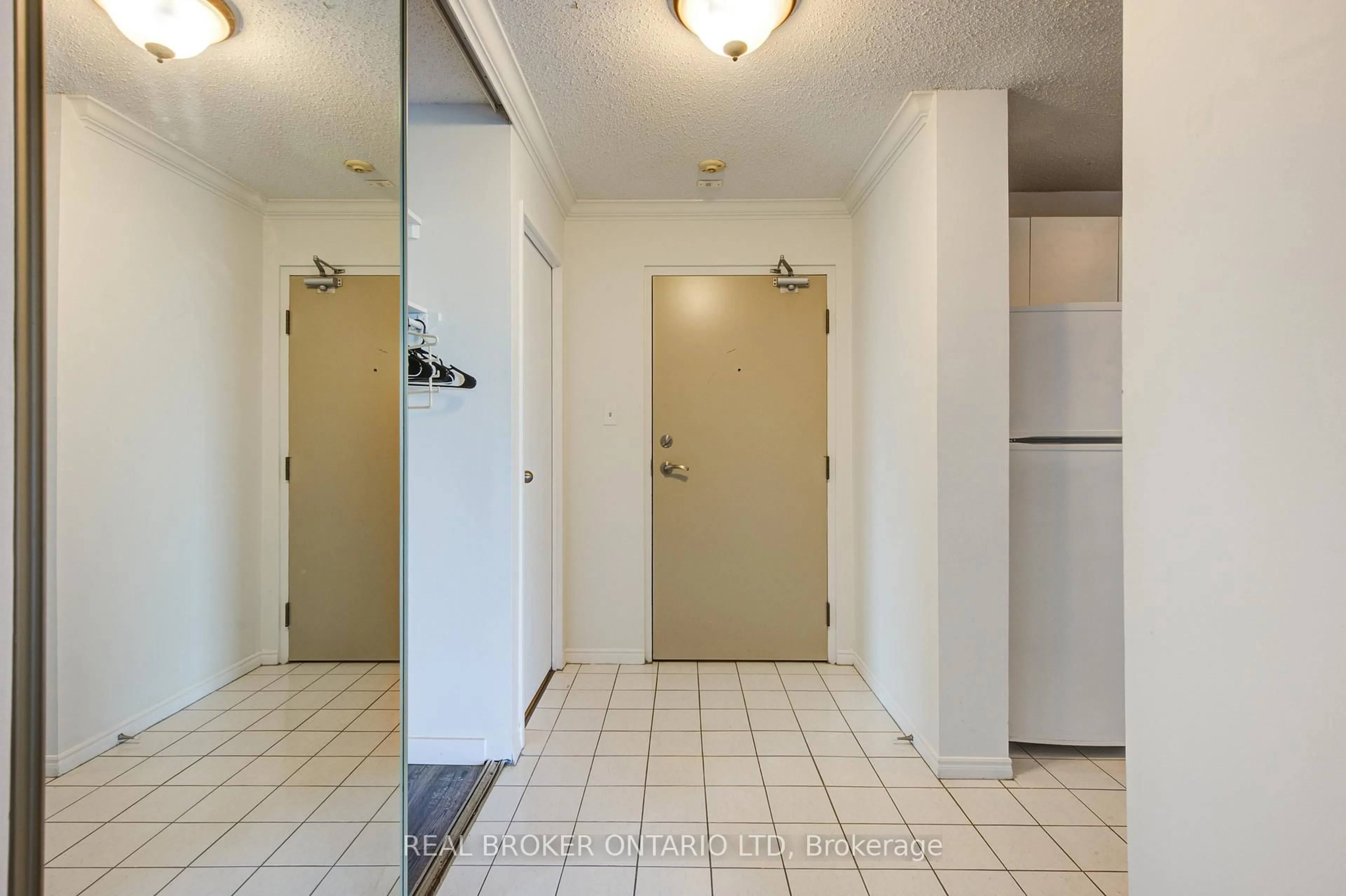 Indoor entryway for 45 Pond Mills Rd #803, London South Ontario N5Z 4W5