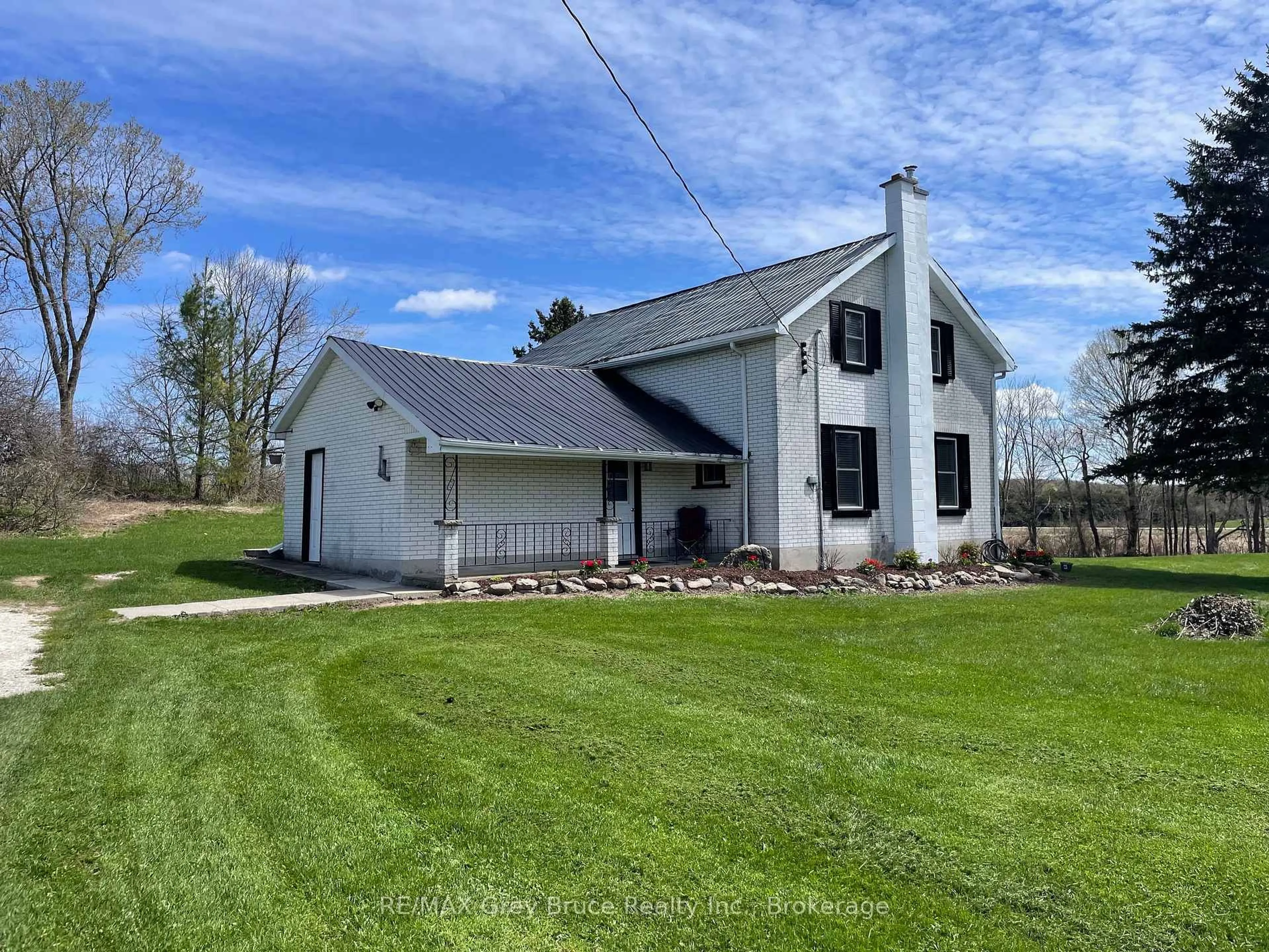 Home with vinyl exterior material, unknown for 236857 2a Concession, Chatsworth Ontario N0H 1G0