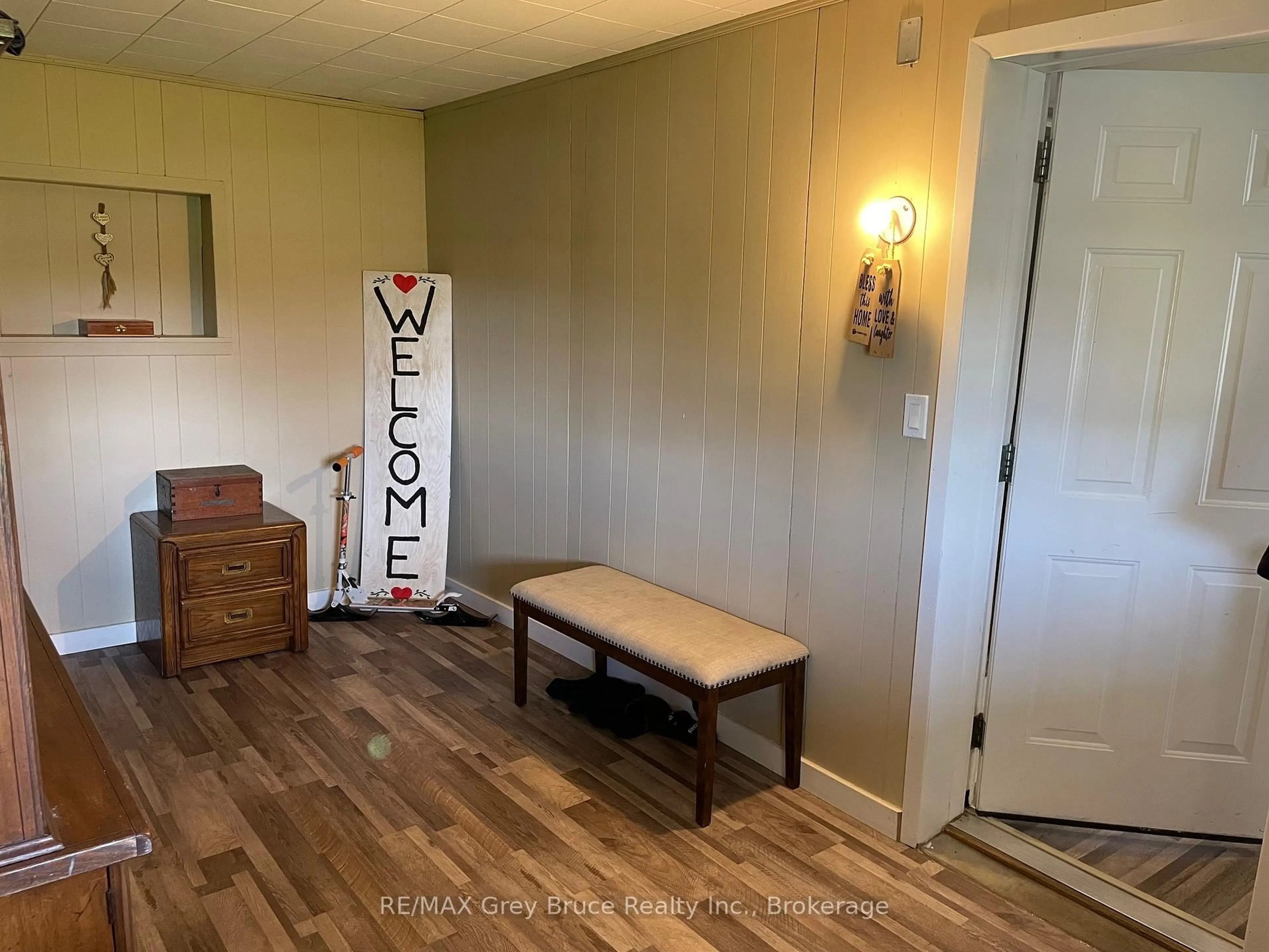 Indoor entryway for 236857 2a Concession, Chatsworth Ontario N0H 1G0