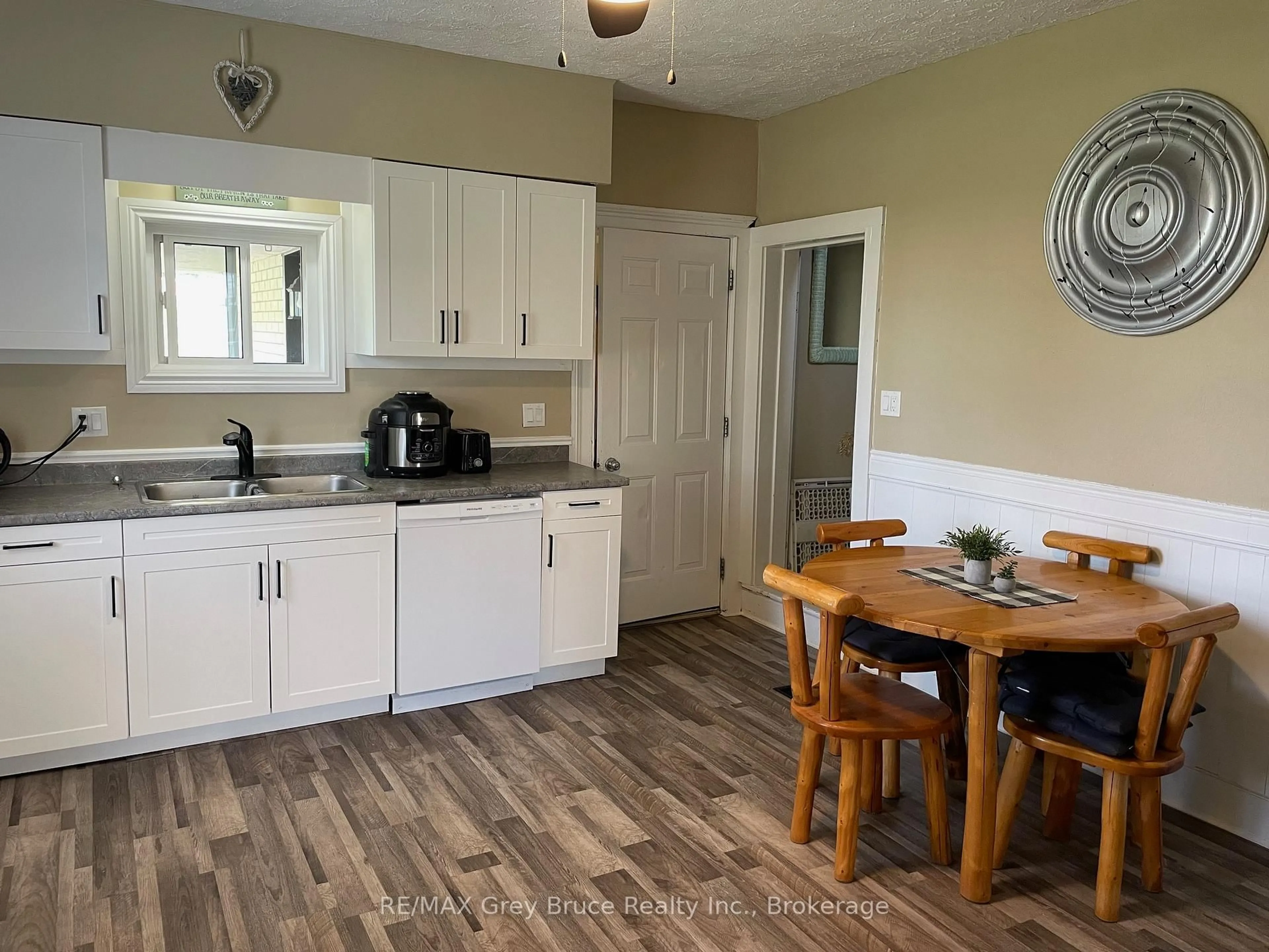 Standard kitchen, unknown for 236857 2a Concession, Chatsworth Ontario N0H 1G0