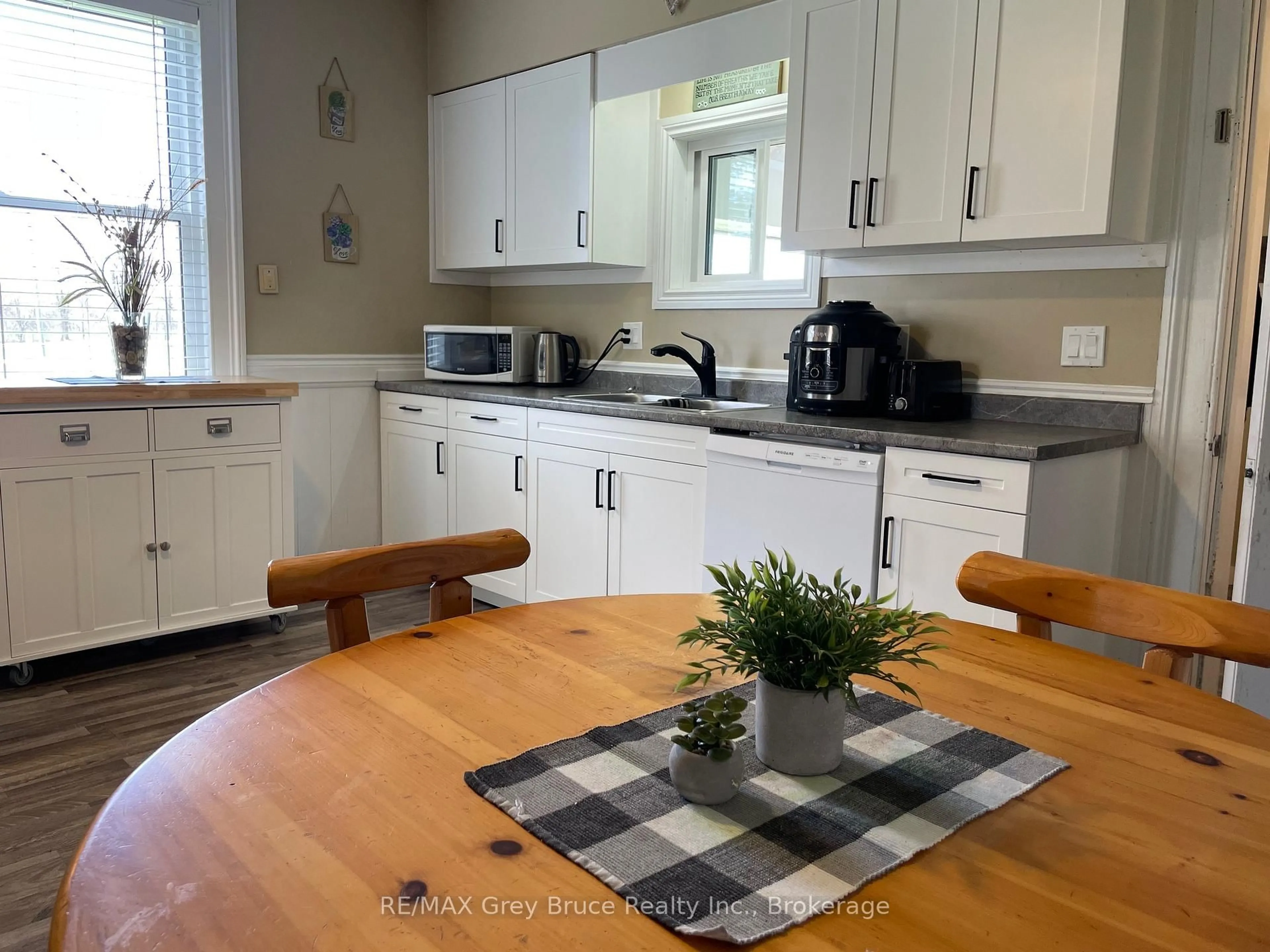 Standard kitchen, unknown for 236857 2a Concession, Chatsworth Ontario N0H 1G0