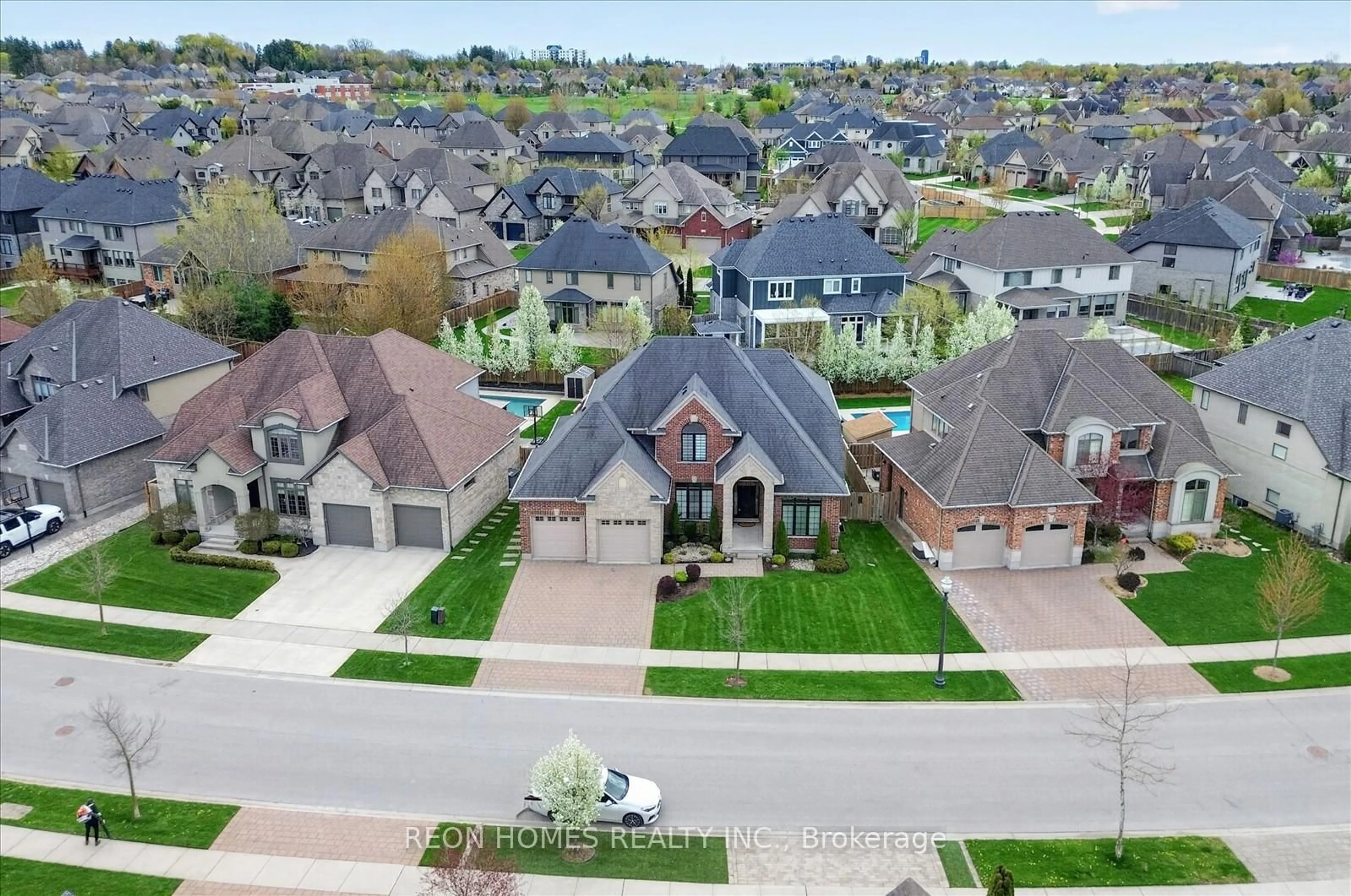 A pic from outside/outdoor area/front of a property/back of a property/a pic from drone, street for 2192 CALLINGHAM Dr, London North Ontario N6G 5B8