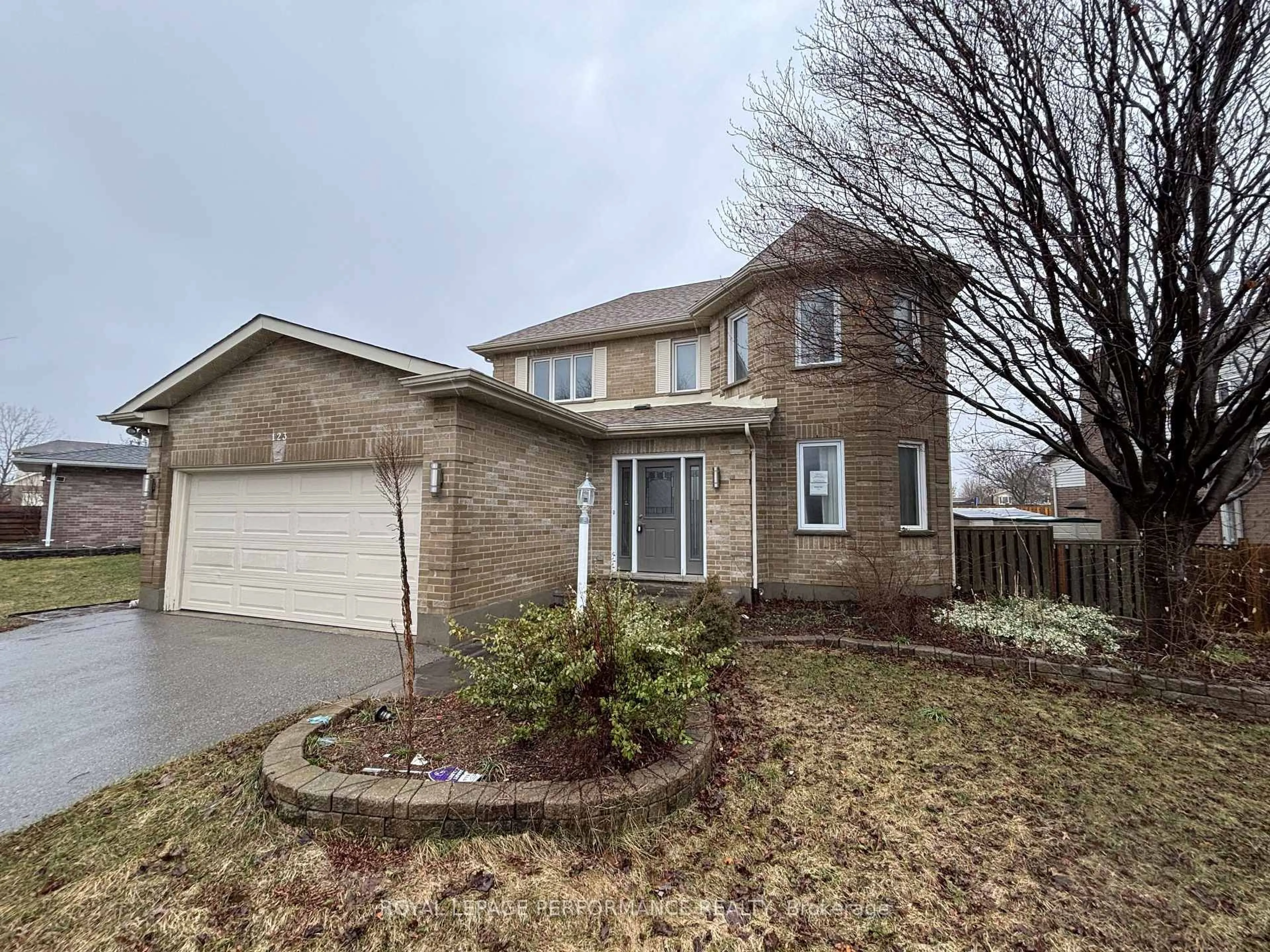 A pic from outside/outdoor area/front of a property/back of a property/a pic from drone, street for 123 Napoleon Crt, London East Ontario N5V 4B2
