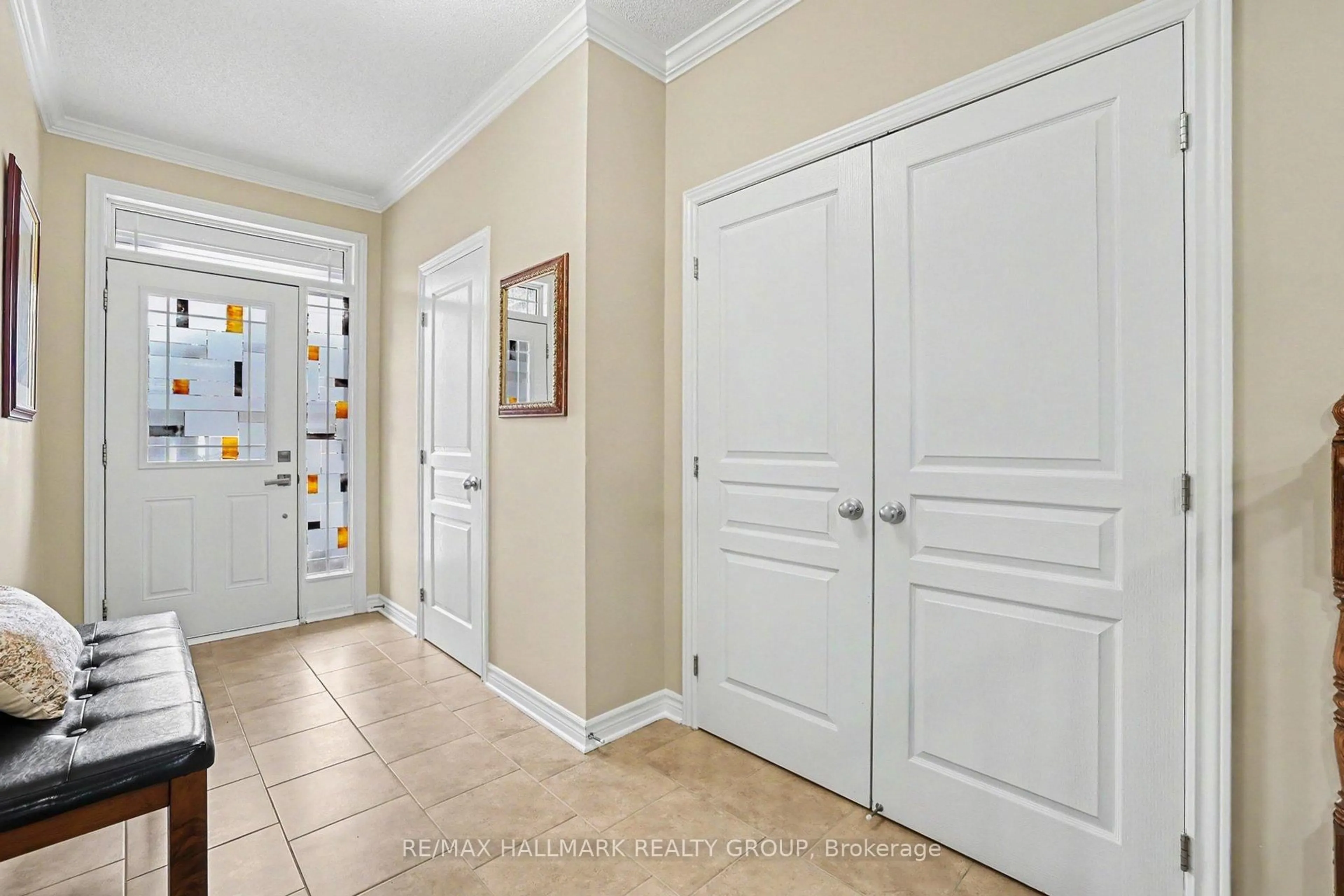 Indoor entryway for 217 GOSSAMER St, Orleans Ontario K1W 0B9