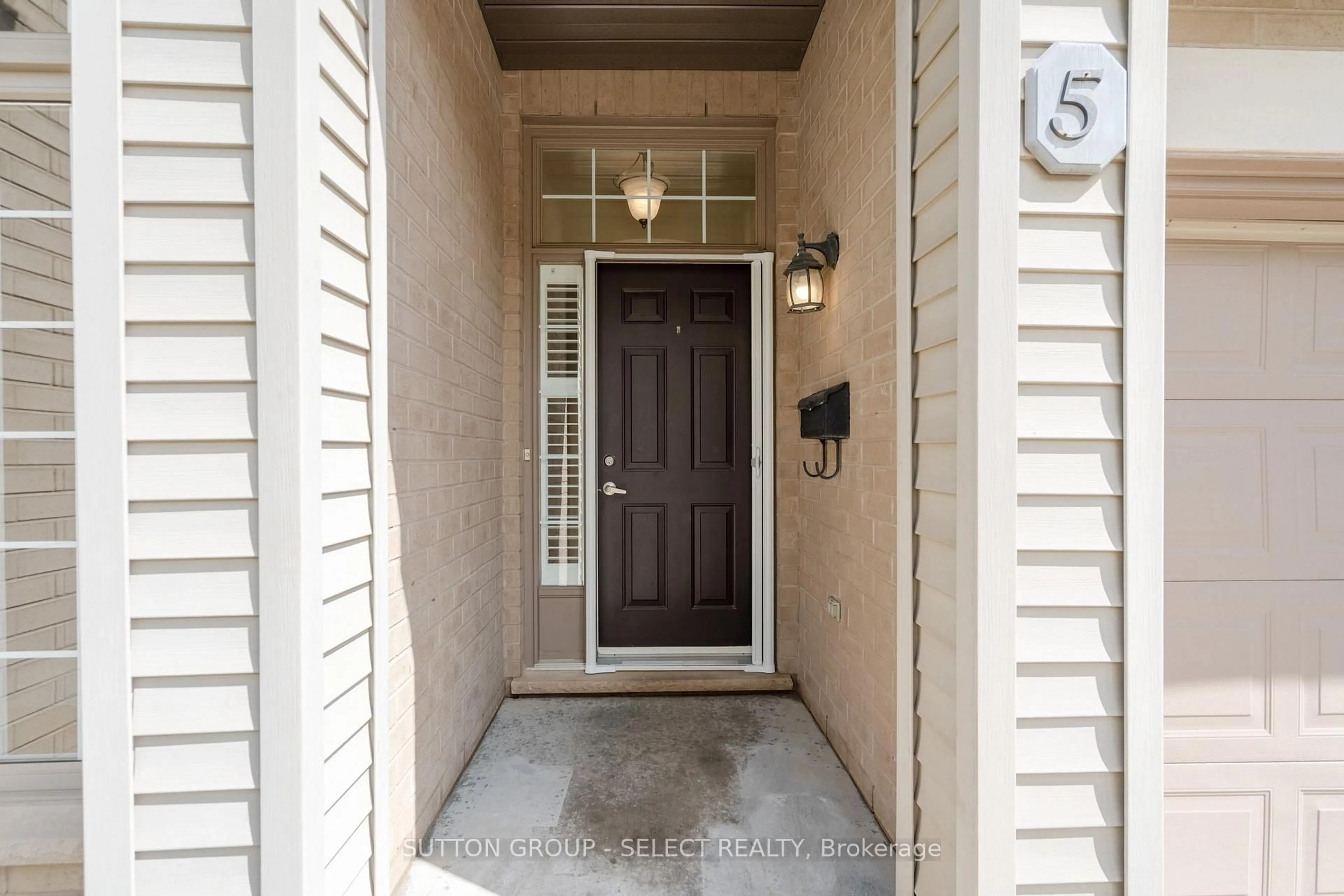 Indoor entryway for 270 North Centre Rd #5, London North Ontario N6G 5E2